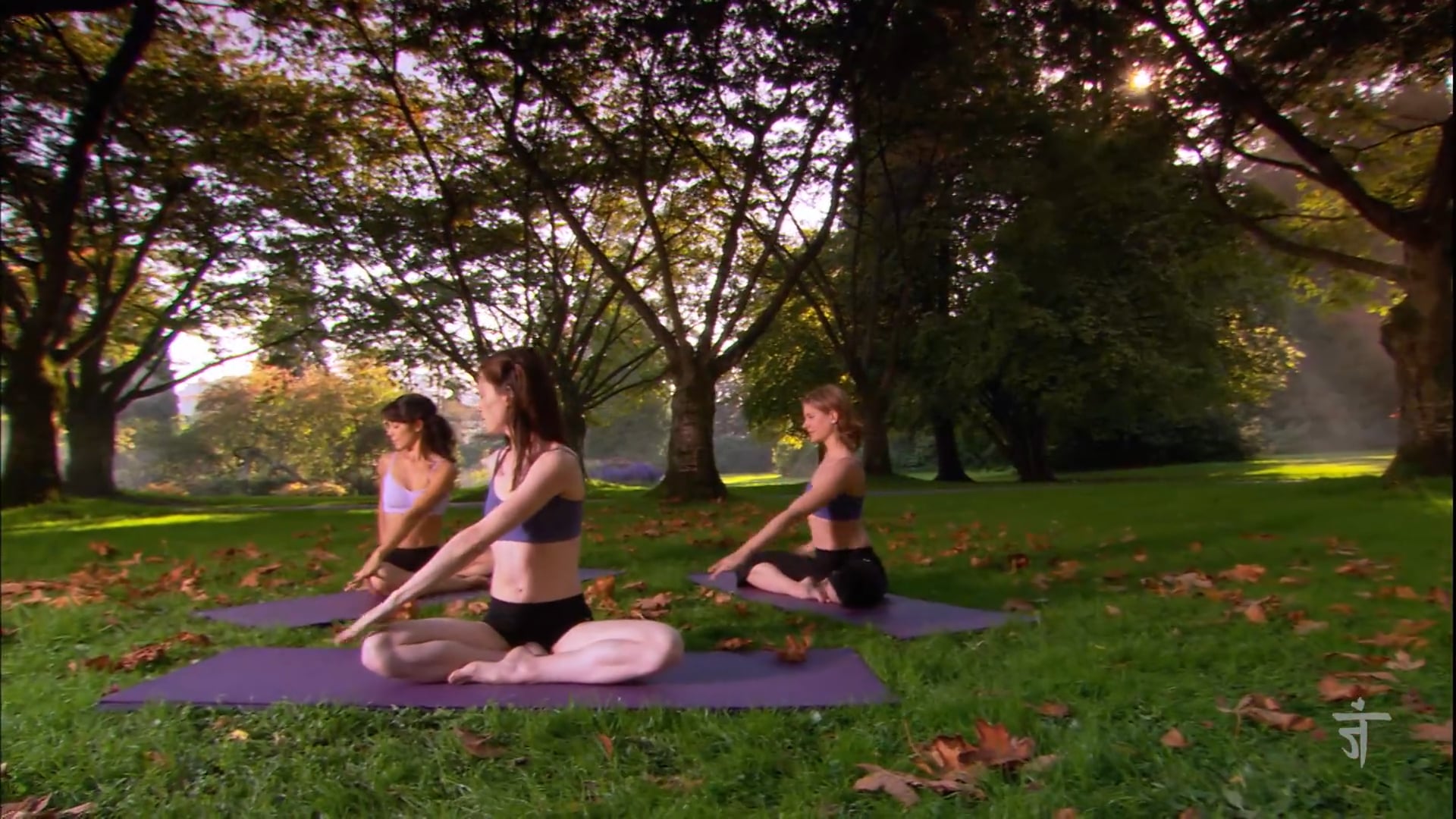 Sun Wind with Kate | Leg Strenghtening Yoga Class (20 Mins)