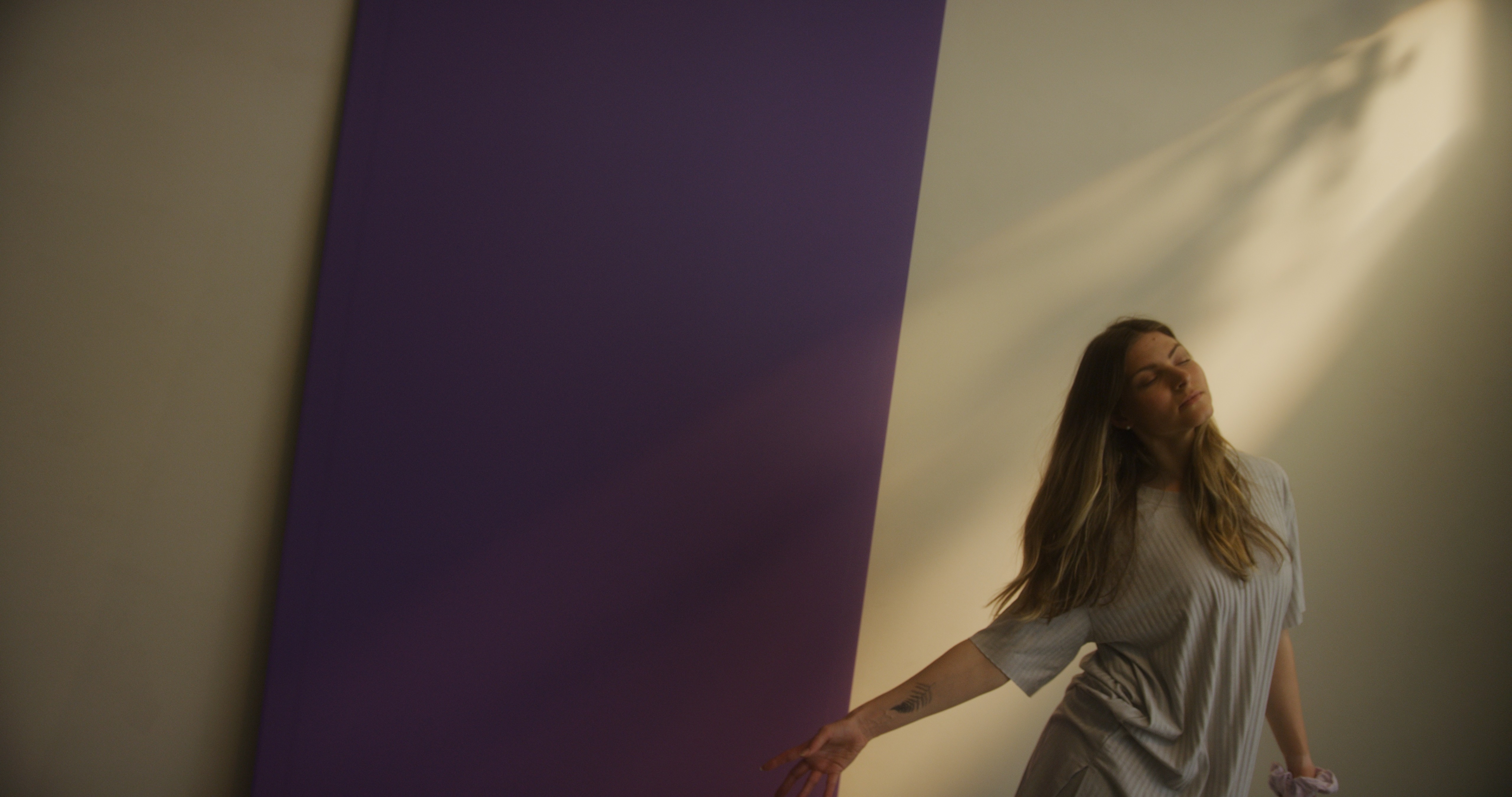 Morning Stretch with Amanda | Gentle Functional Stretch Class (6 Mins)