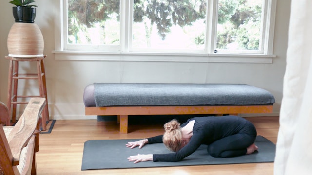 Yoga for Mornings with Kate | Gentle Yoga Class (11 Mins)