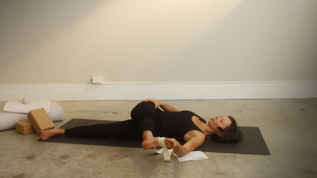NEW | IT Band Release with Lydia | Restorative Stretch Class (24 Mins)