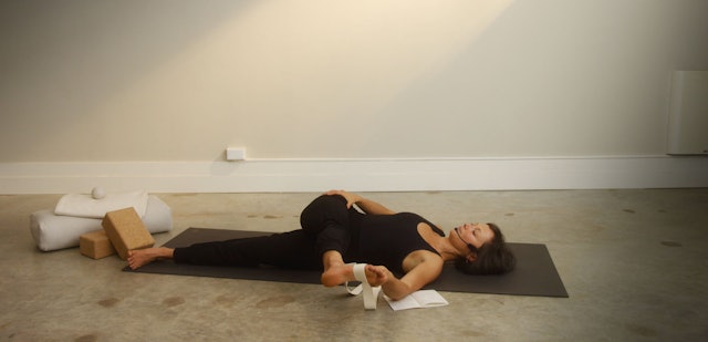 IT Band Release with Lydia | Restorative Stretch Class (24 Mins)