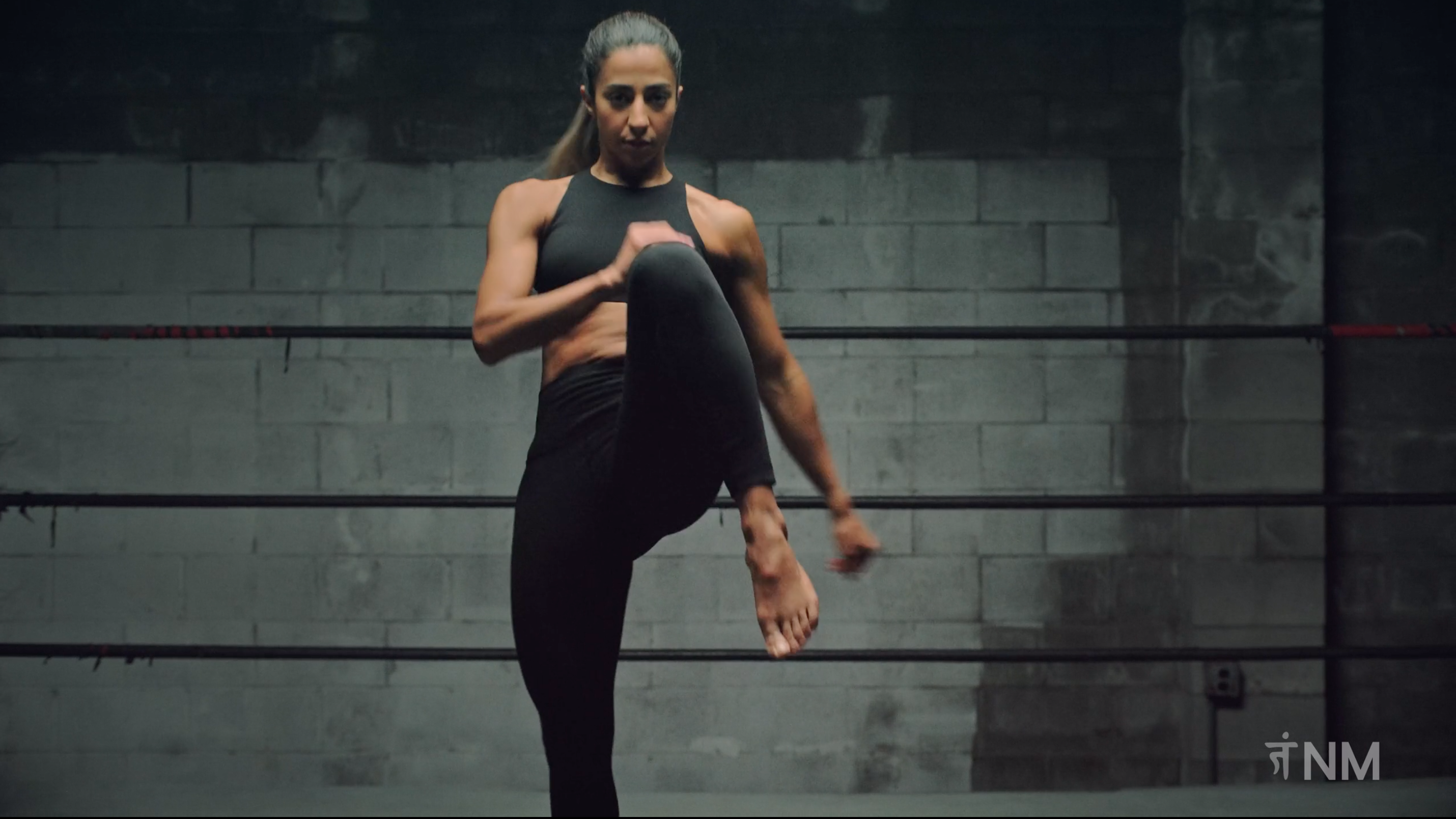 Learn Squat and Knee with Farinaz (1 Min)