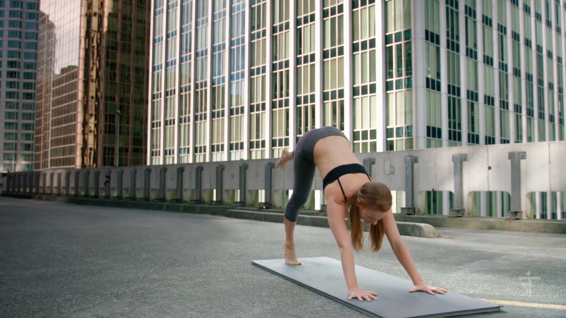 Open and Ground with Erica | Strength-Building Yoga Class (22 Mins)