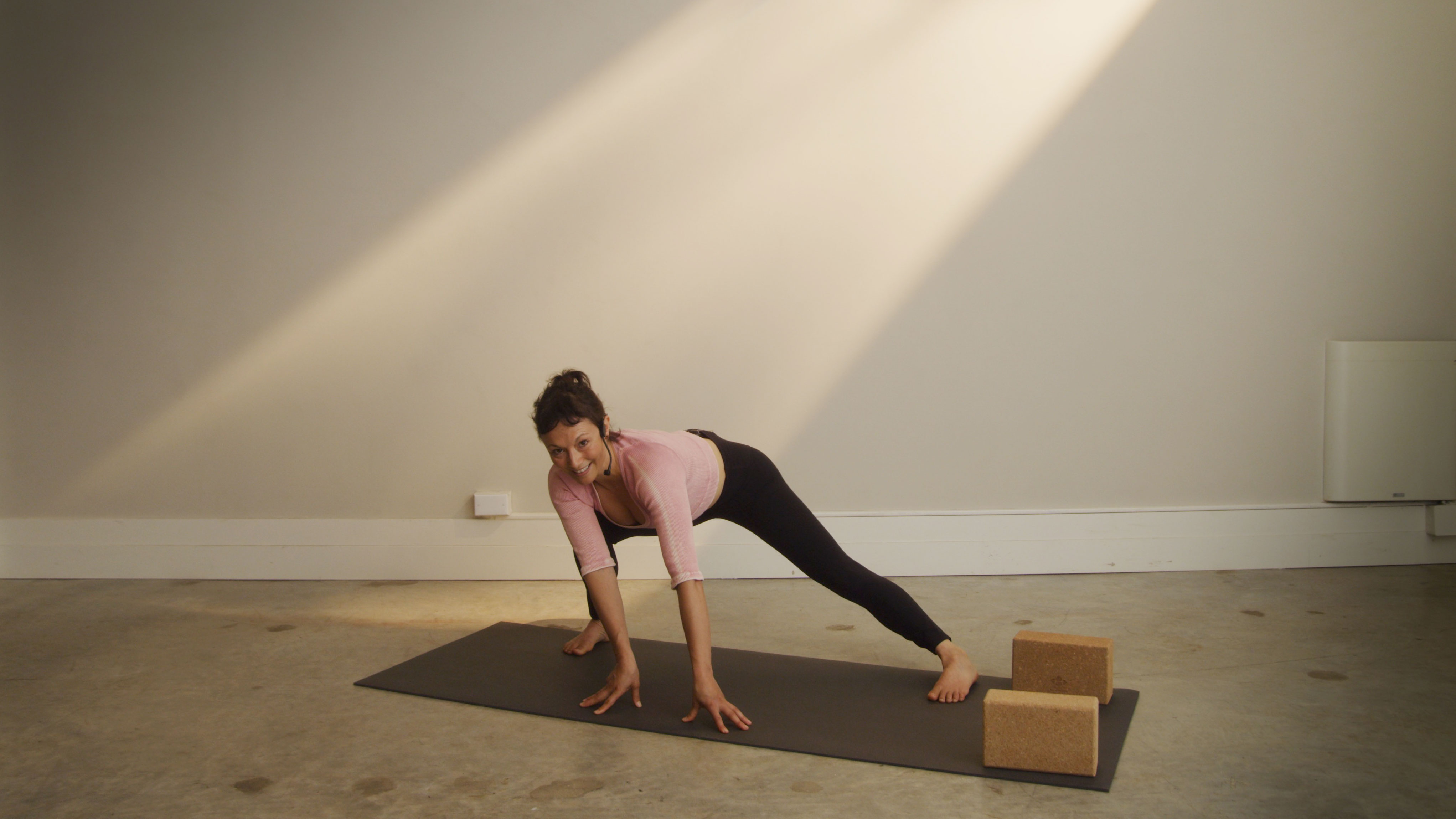 Melty Hips with Lydia | Hip Opening Yoga Class (16 Mins)