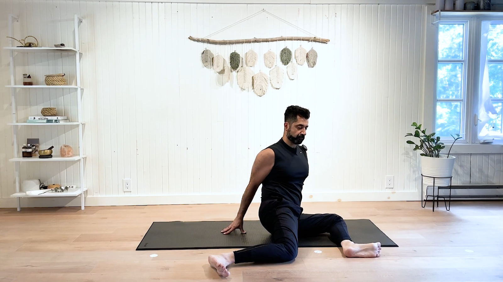 Yoga matinal pour la mobilité de tout le corps.