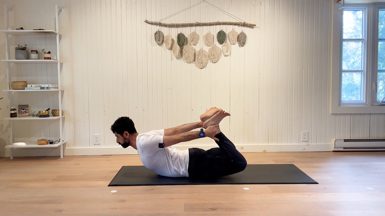 Pilates pour renforcer le centre, améliorer la posture et gagner en stabilité.