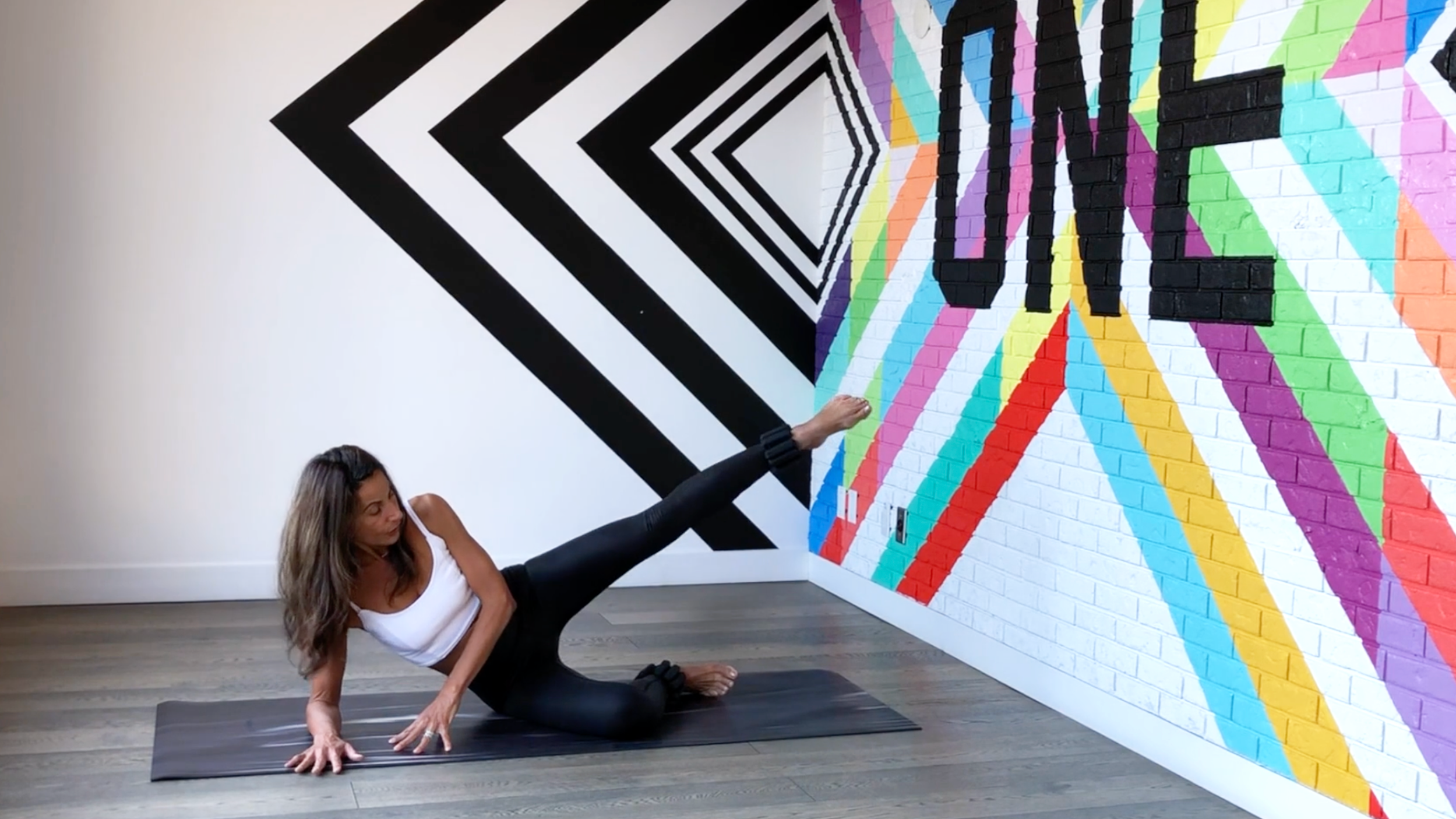 13 Min Toned Thighs and Obliques Sculpt w/ Elmira