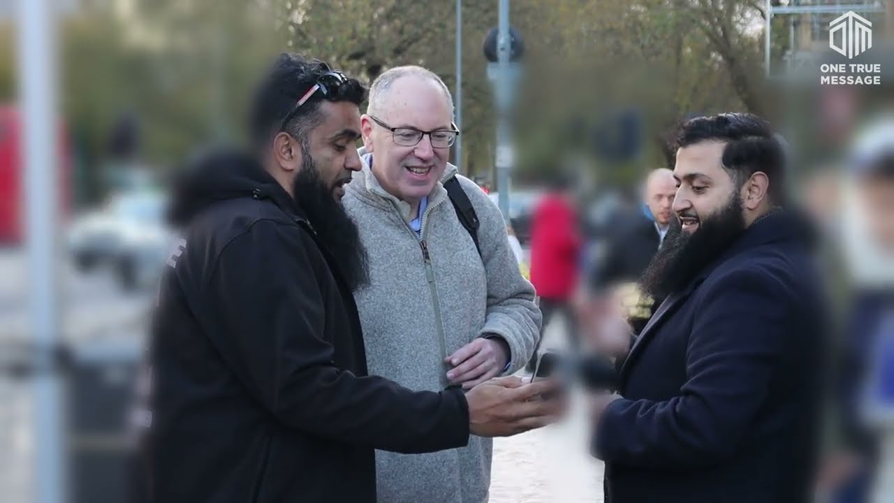 Israel Supporter CLASHES with Muslims HEATED DEBATE!