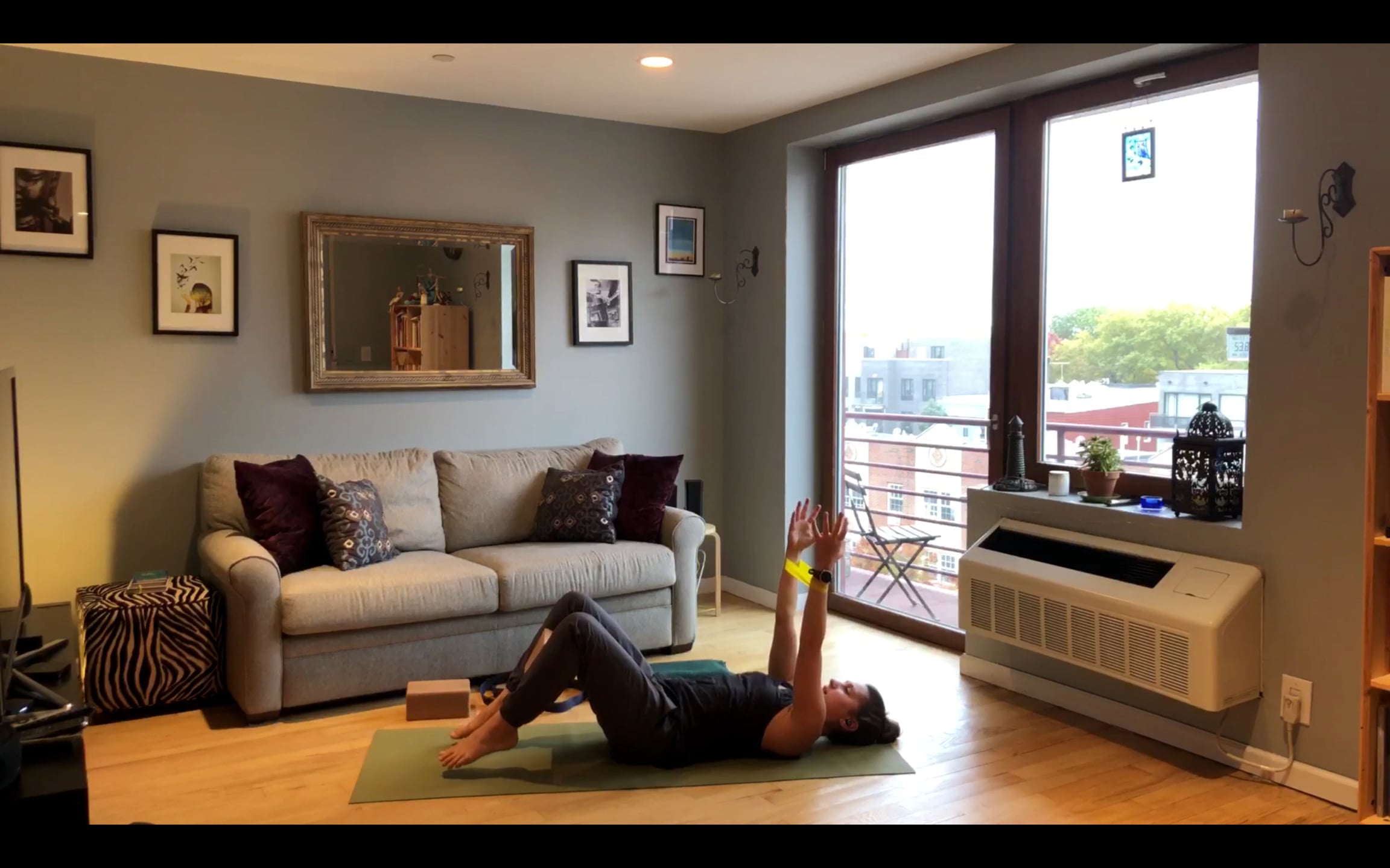 Giulia: Quick Core, Inner Legs & Outer Shoulders Sequence (11min)