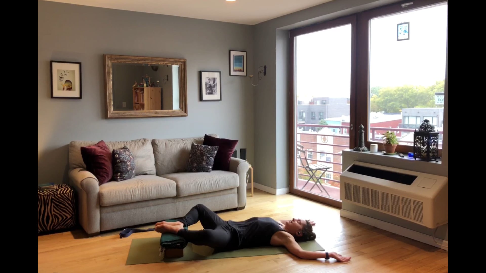 Giulia: Short & Sweet Glute Strengthening Sequence (11min)