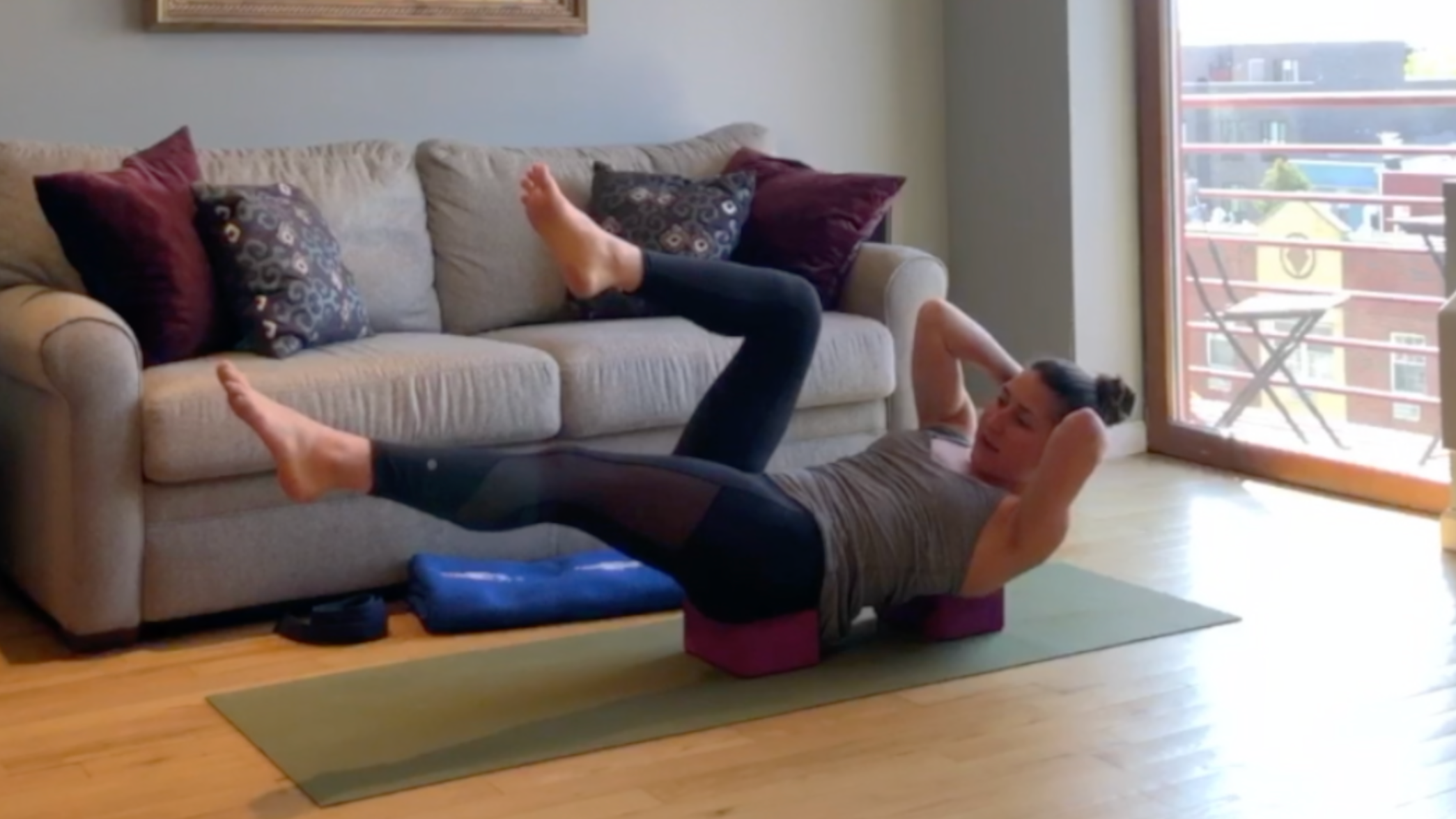 Giulia: Quick Figure 4ish Abs & Core (12min)