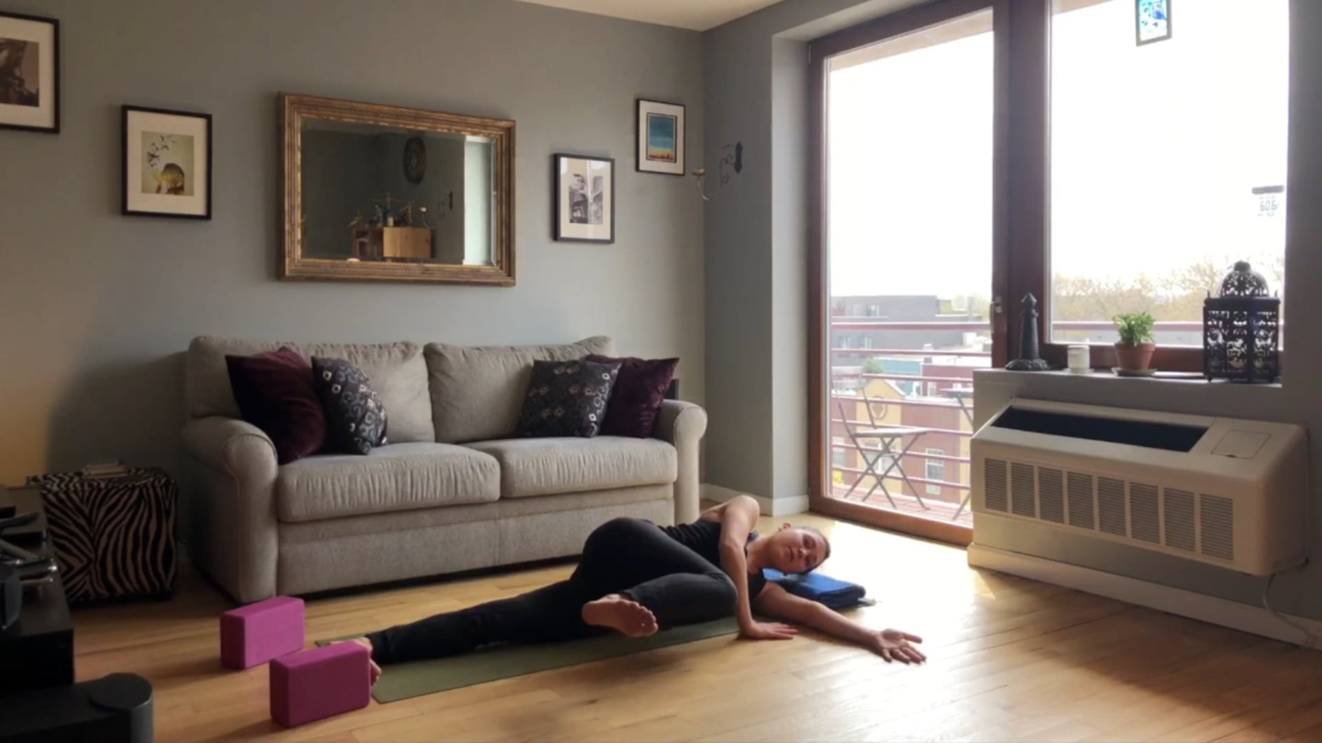 Giulia: Outer Hips & Obliques with Twists (65 min)