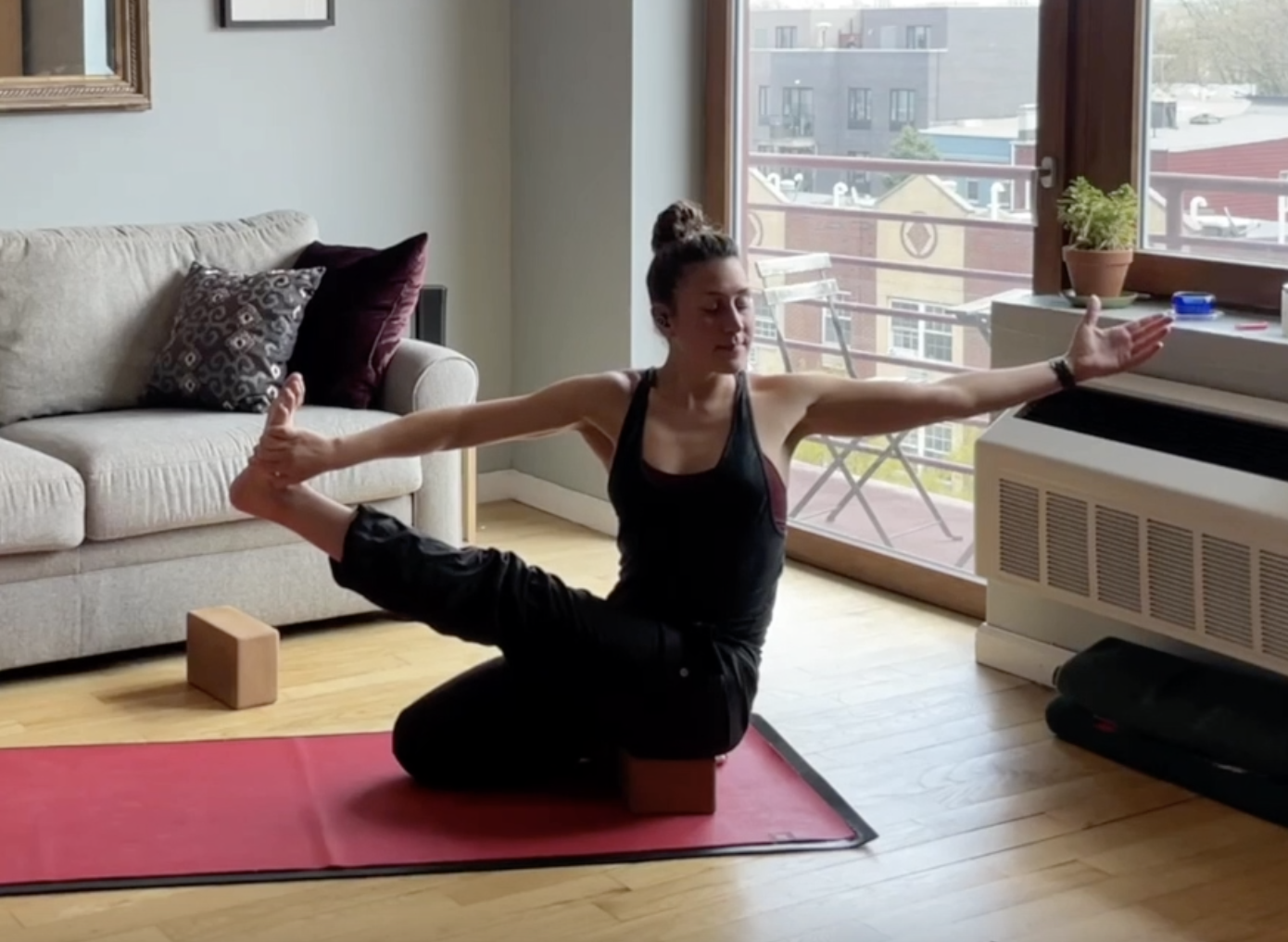 Giulia: Smooth & Yummy Yoga Flow (45min)