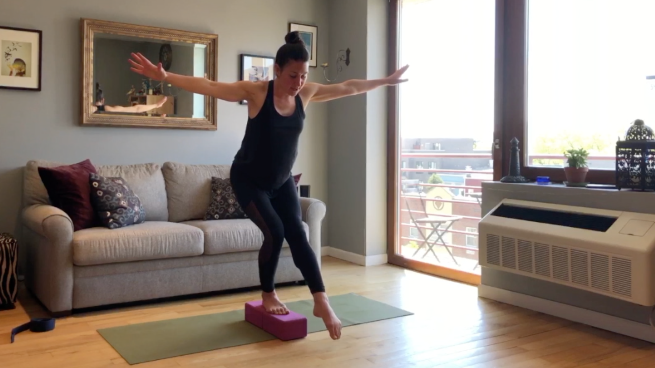 Giulia: Motion is Lotion: Short 360 HIP Practice (35min)