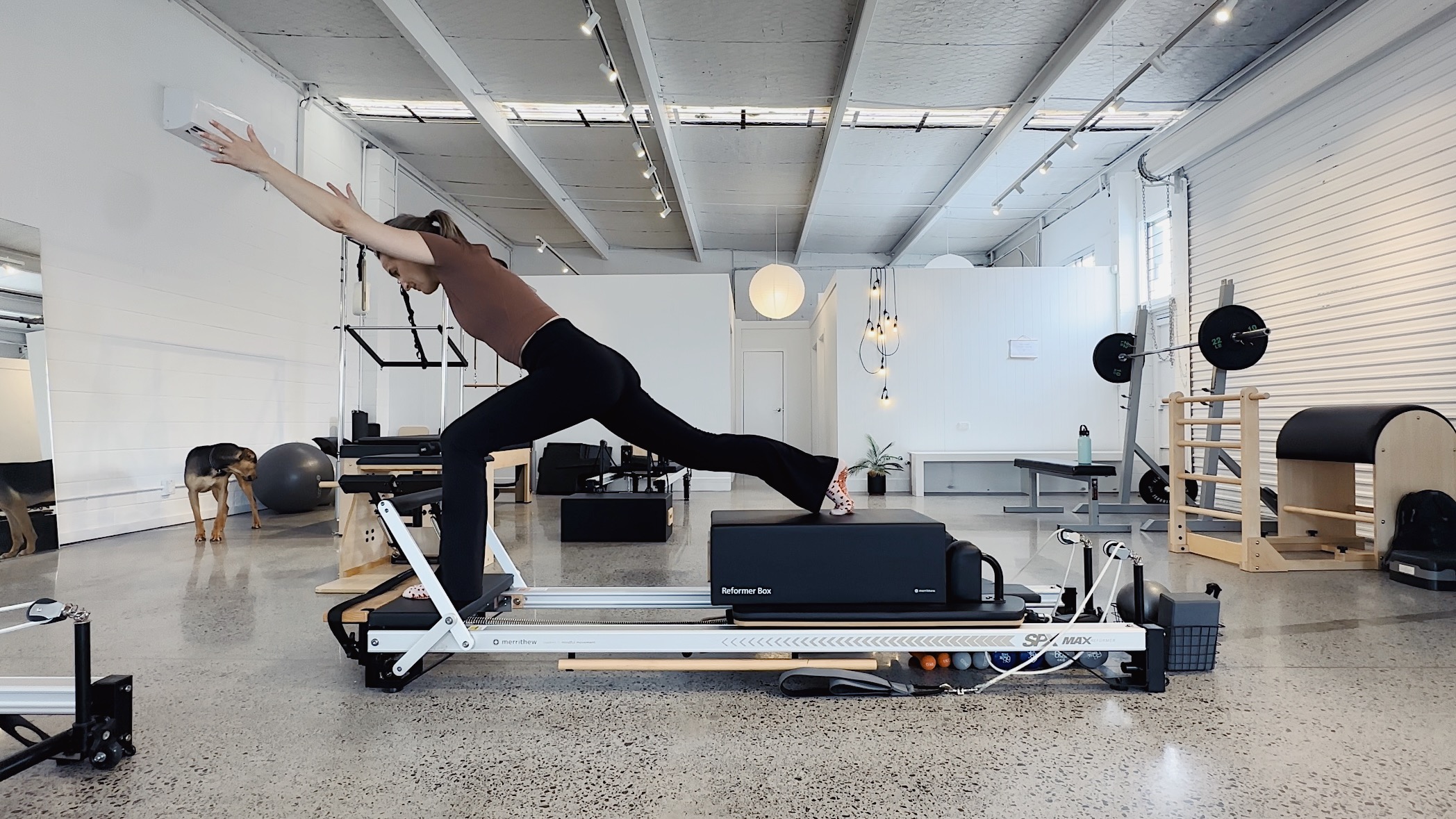 Glute lunge on long box (#009)