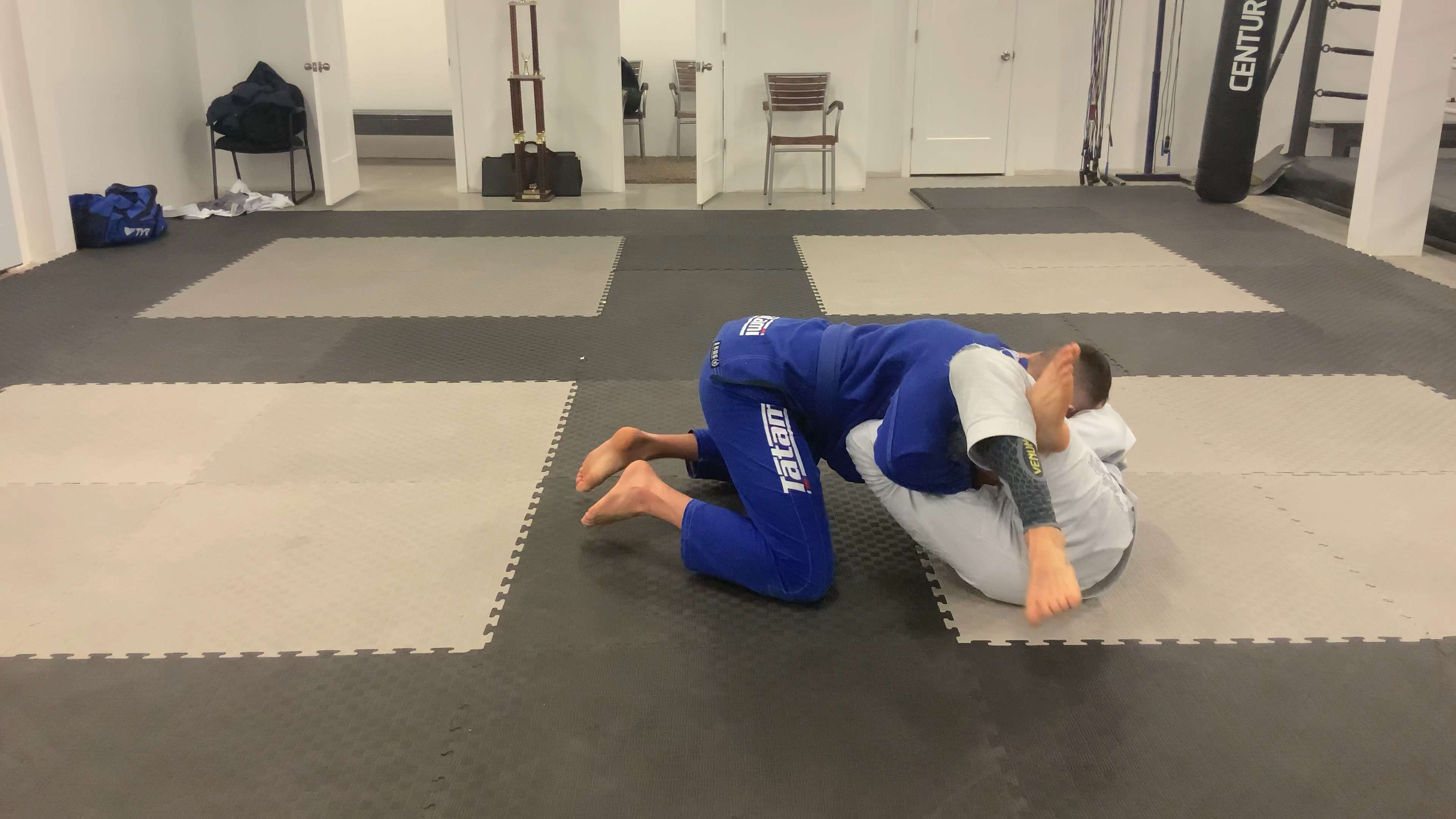 BJJ 201:Submission Bicep cutter from Closed Guard