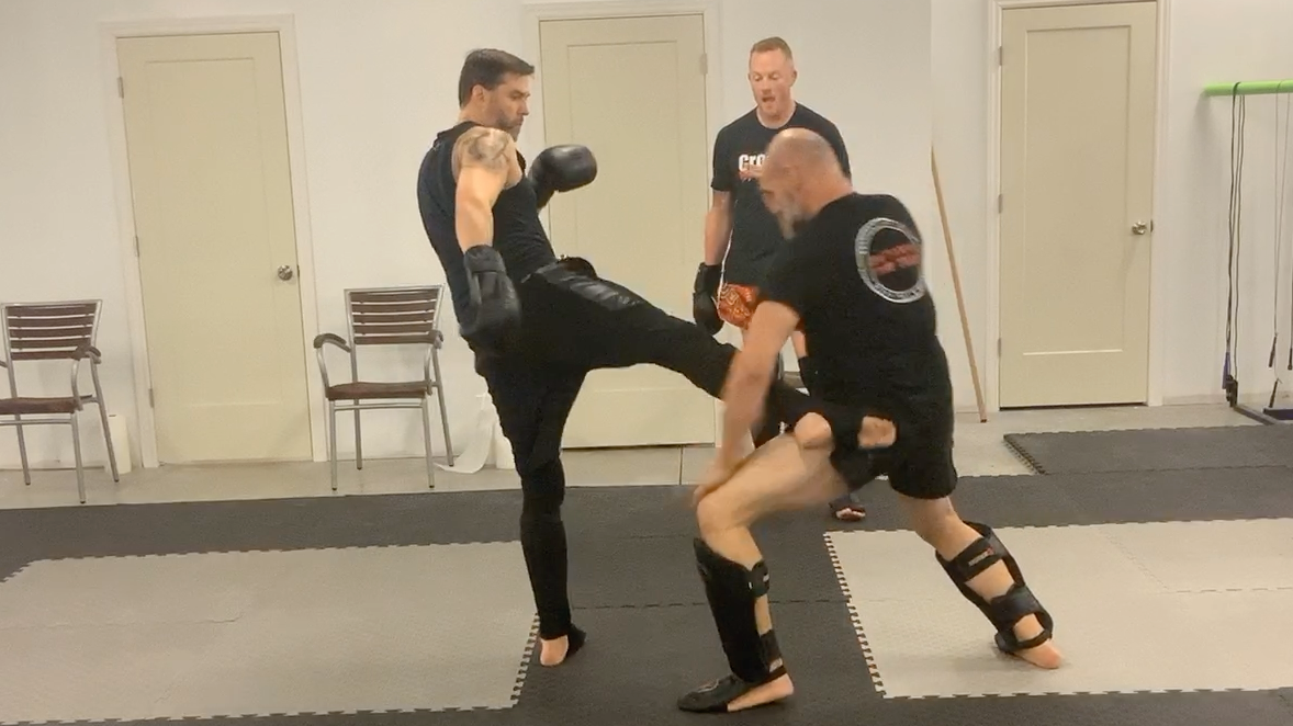 Low Kick Defense:Timing the low kick ride to catch