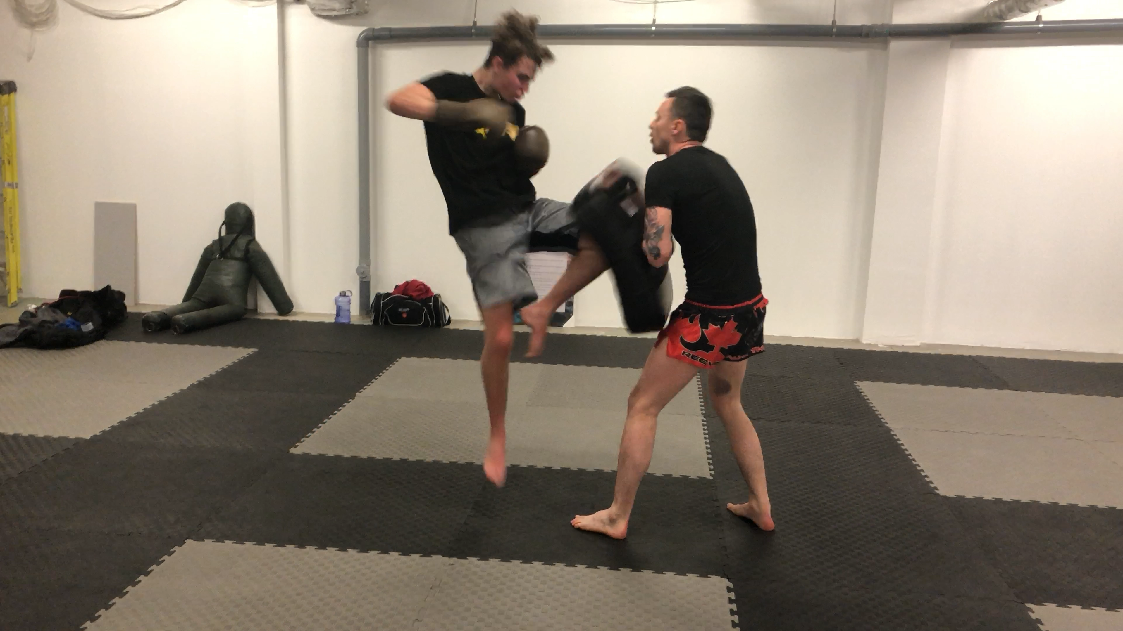 Muay Thai Blue Shorts Stripe 1:Lesson 5 Scissor movement on the strike shield 