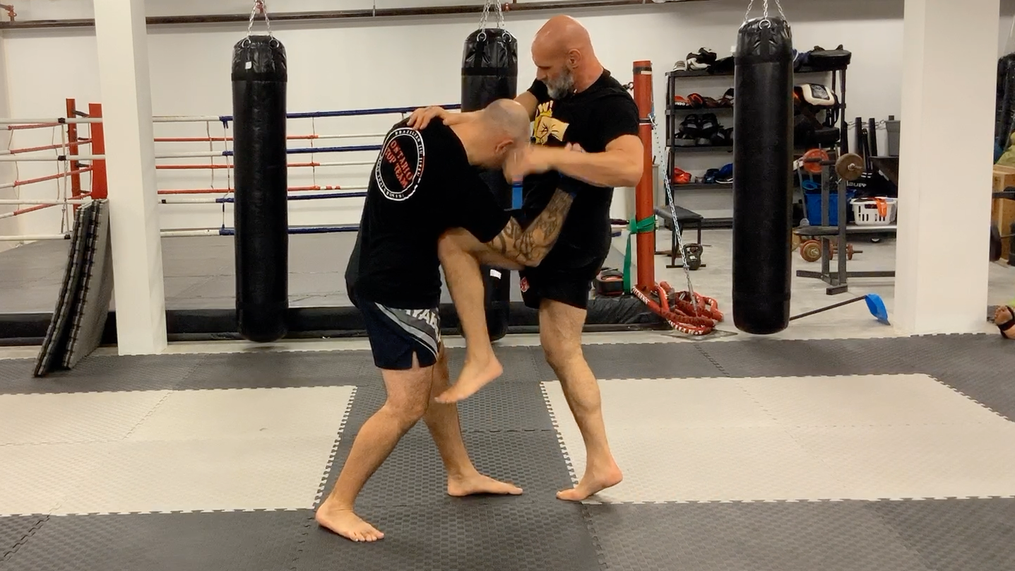 Muay Thai Knee Beat:”5 Knee Spree”