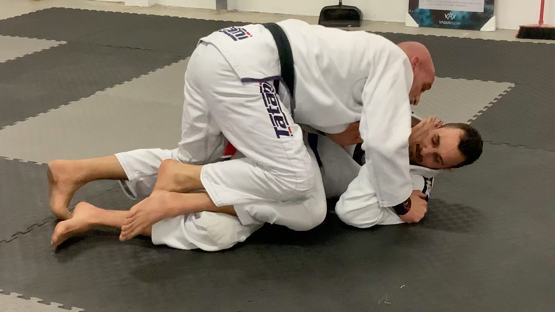 Guard Passing 101:Windshield Wiper Lesson 2 of 3 Passing the knee