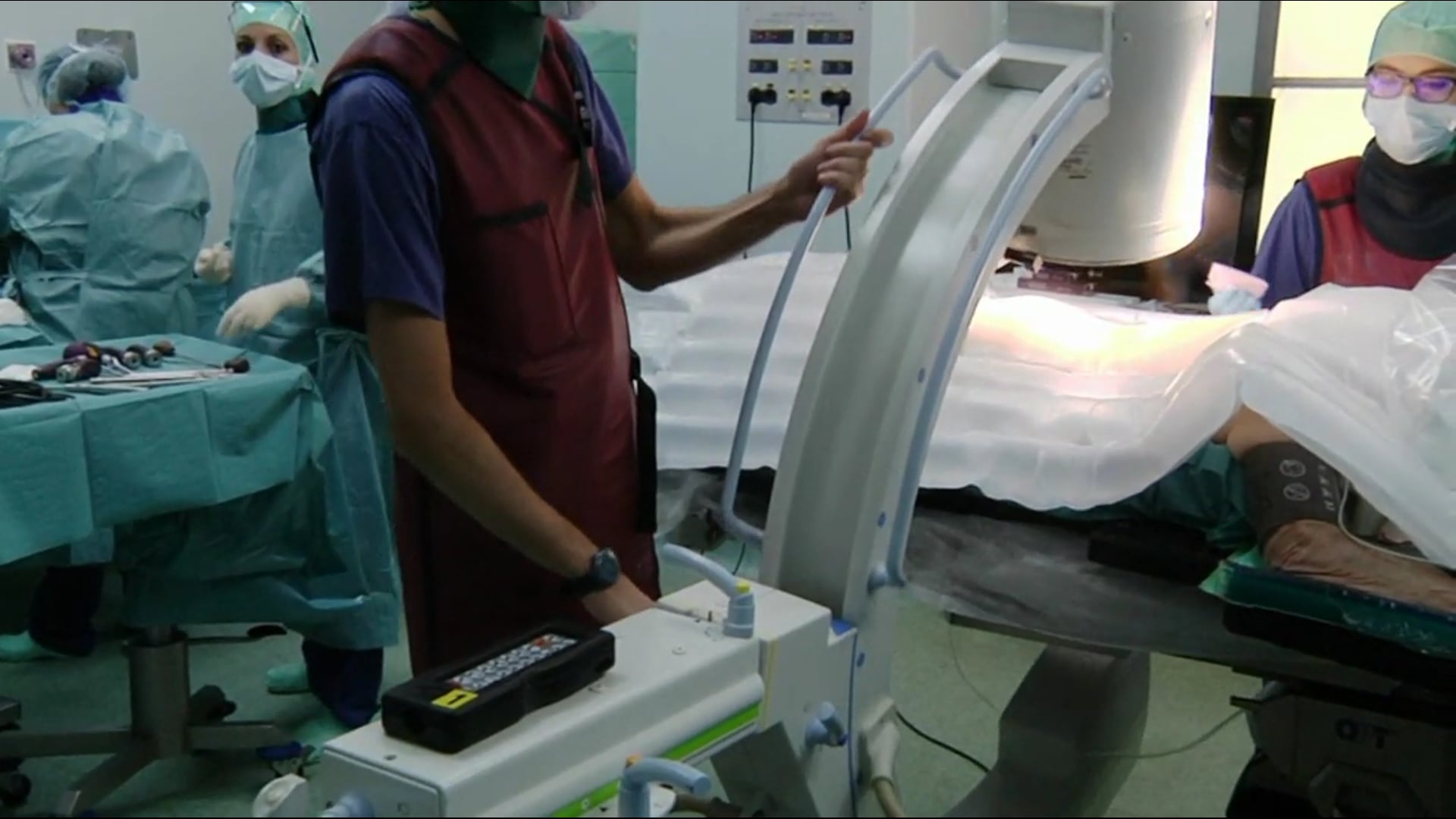 Minimally invasive PLIF with divergent, cortical trajectory pedicle screws