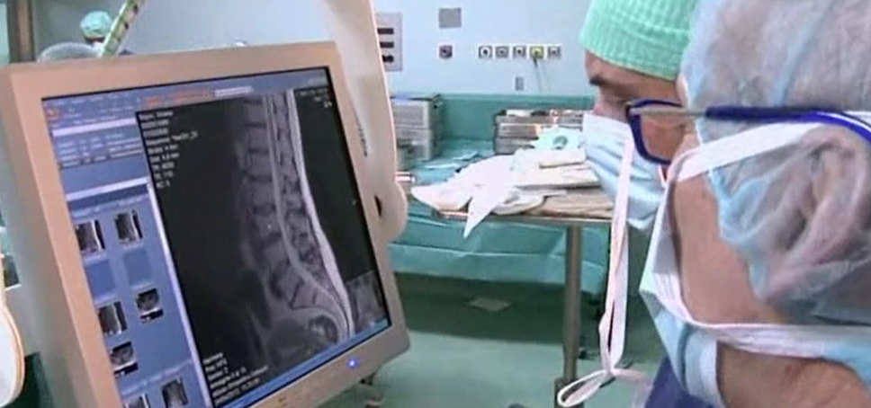 Minimally invasive double approach to the lumbar spine in revision surgery