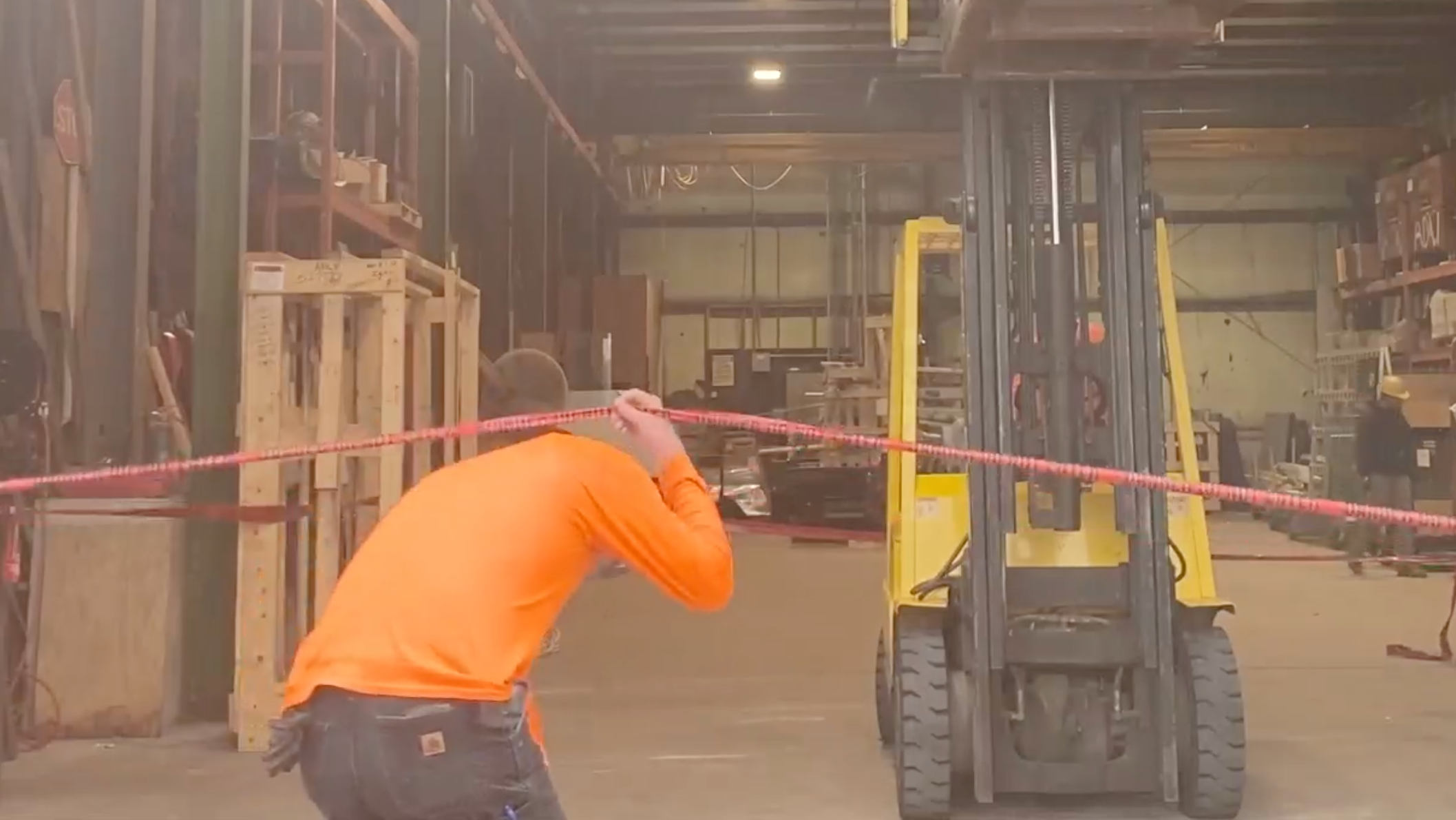 0044 S - Cinta roja - Objetos que caen - Montacargas - Teléfono - Excusas