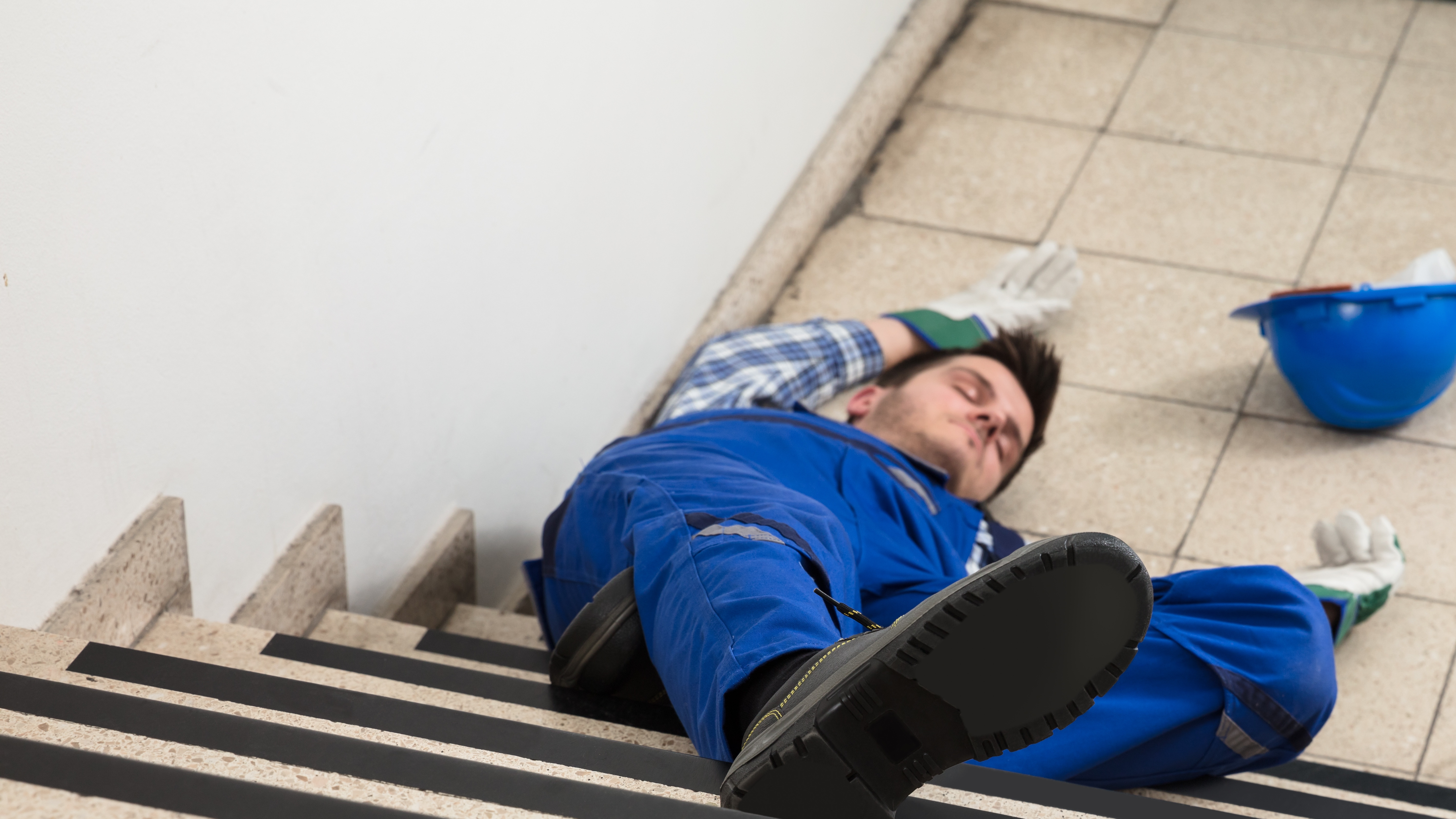 0033 E - True Story - Fatal Fall on Stairs - Hold Railing