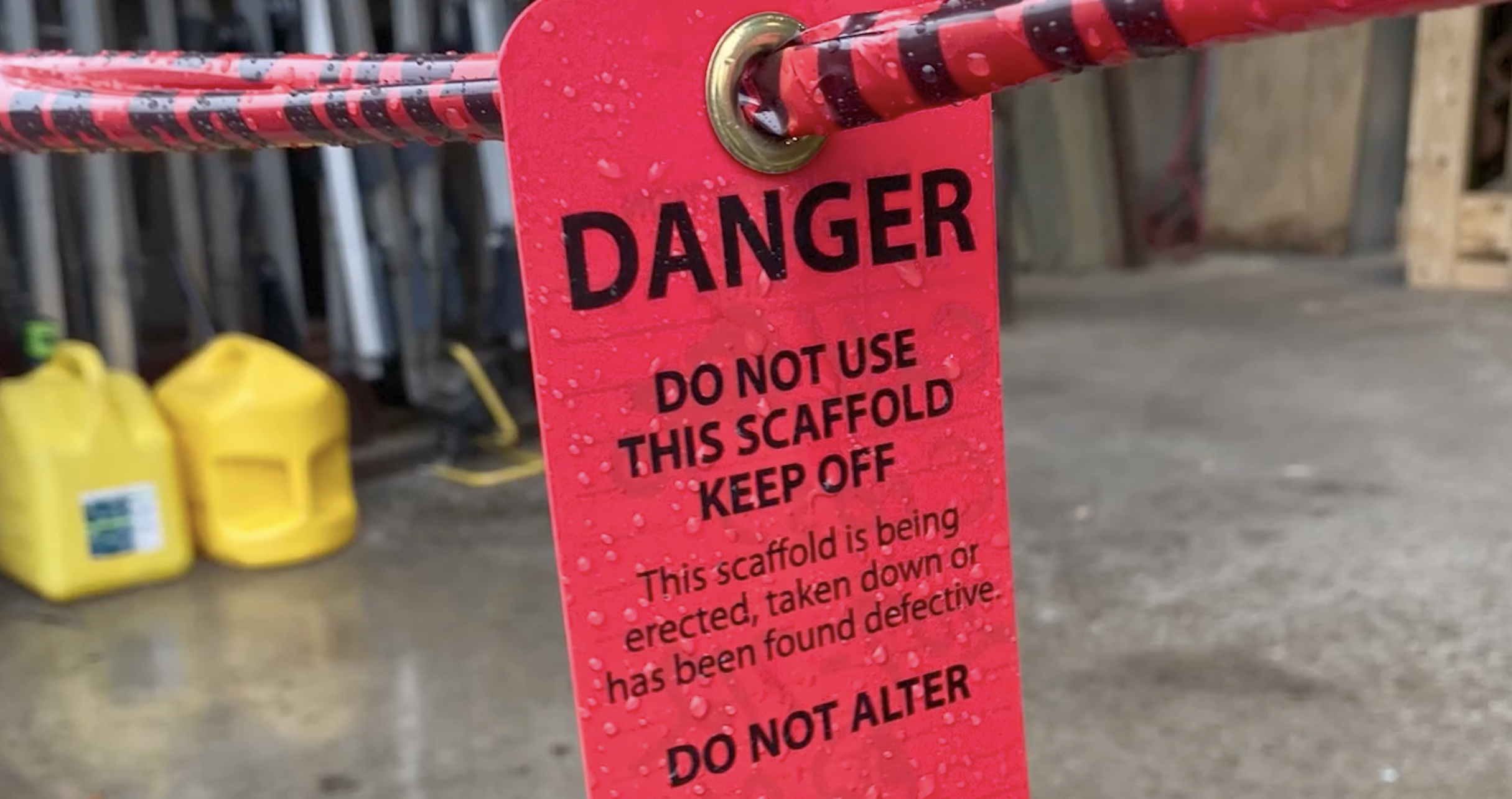 0045 S - Cinta roja de la manera correcta - Objetos que caen