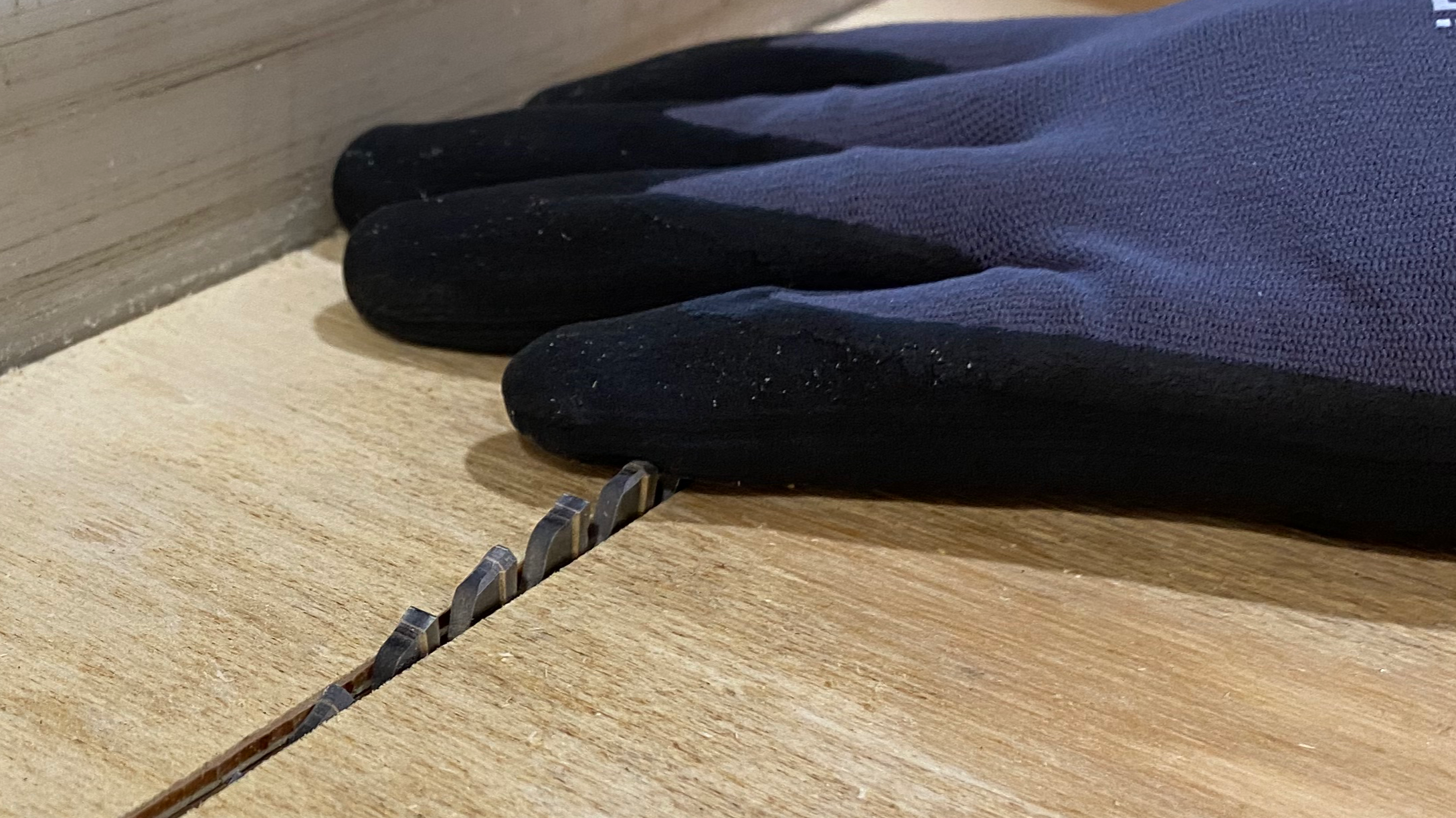 0048 S - Historia verdadera - Mano desmenuzada por sierra de mesa