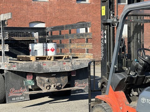 0610 S - Montacargas - Cargar y desca...