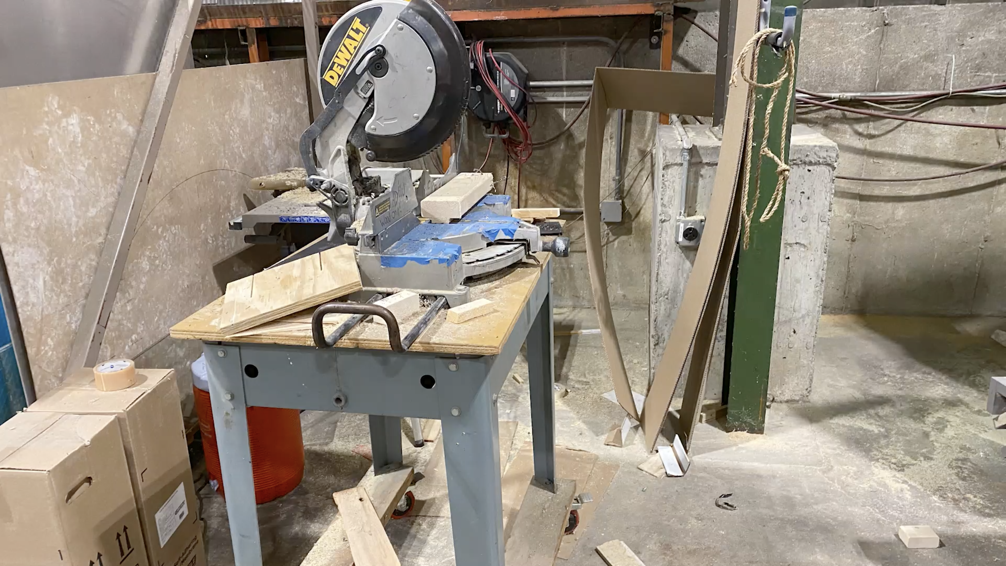 0042 S - Limpieza - Sierra de corte - En la fábrica