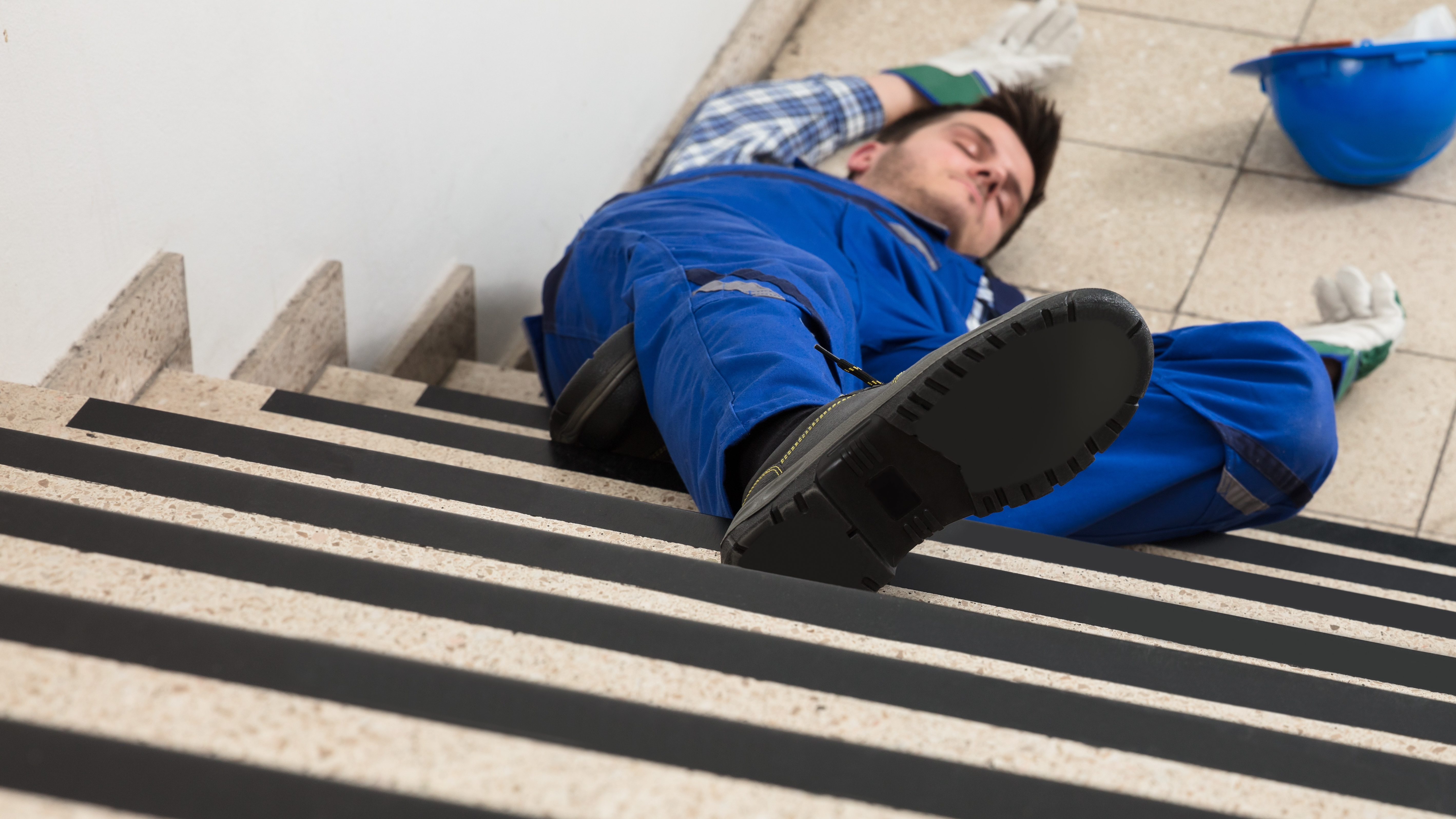 0033 S - Historias verdaderas - Caída fatal en escaleras - Pasamanos