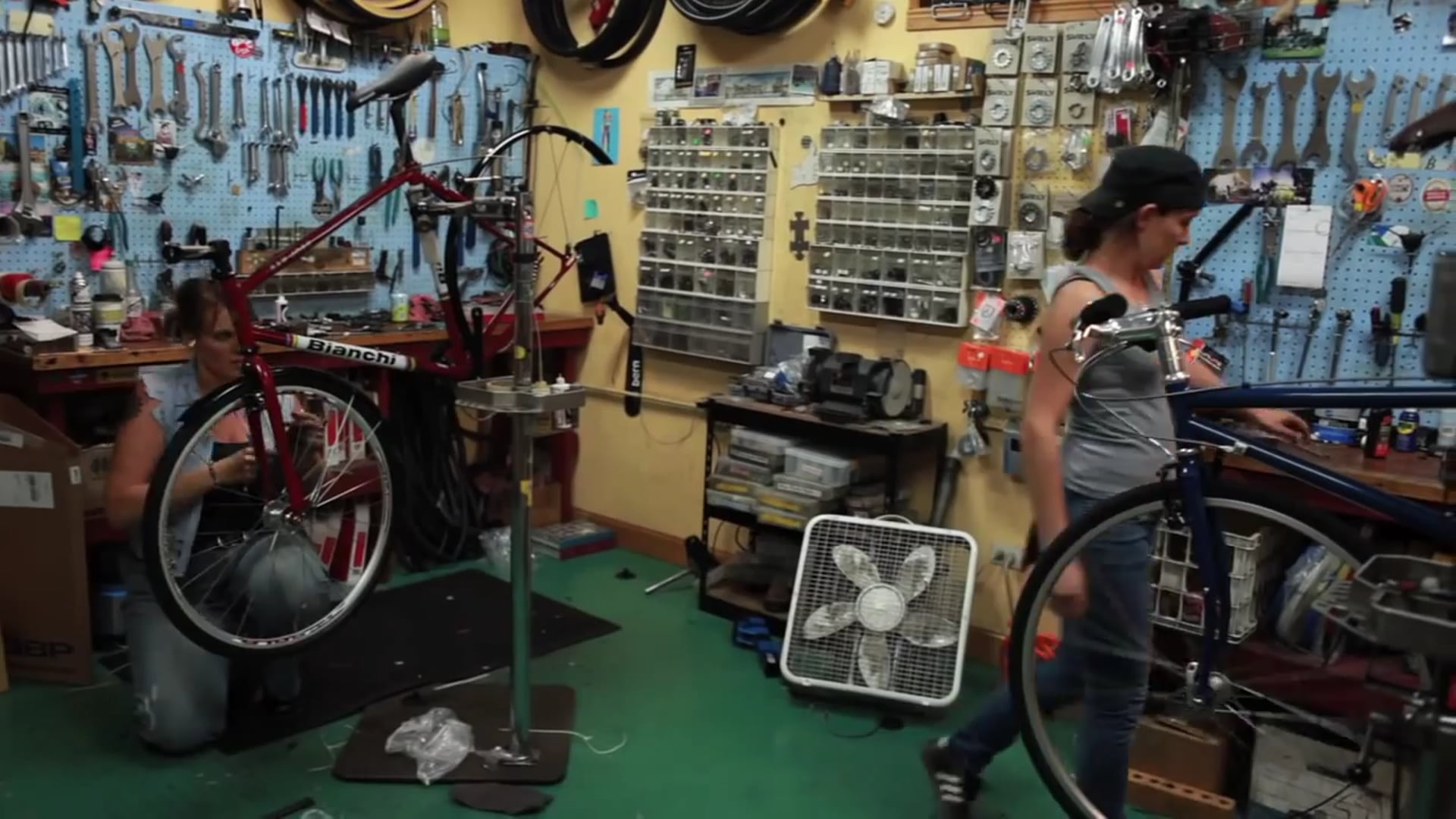 Easy Abby (S1, E6) - Love Monkey