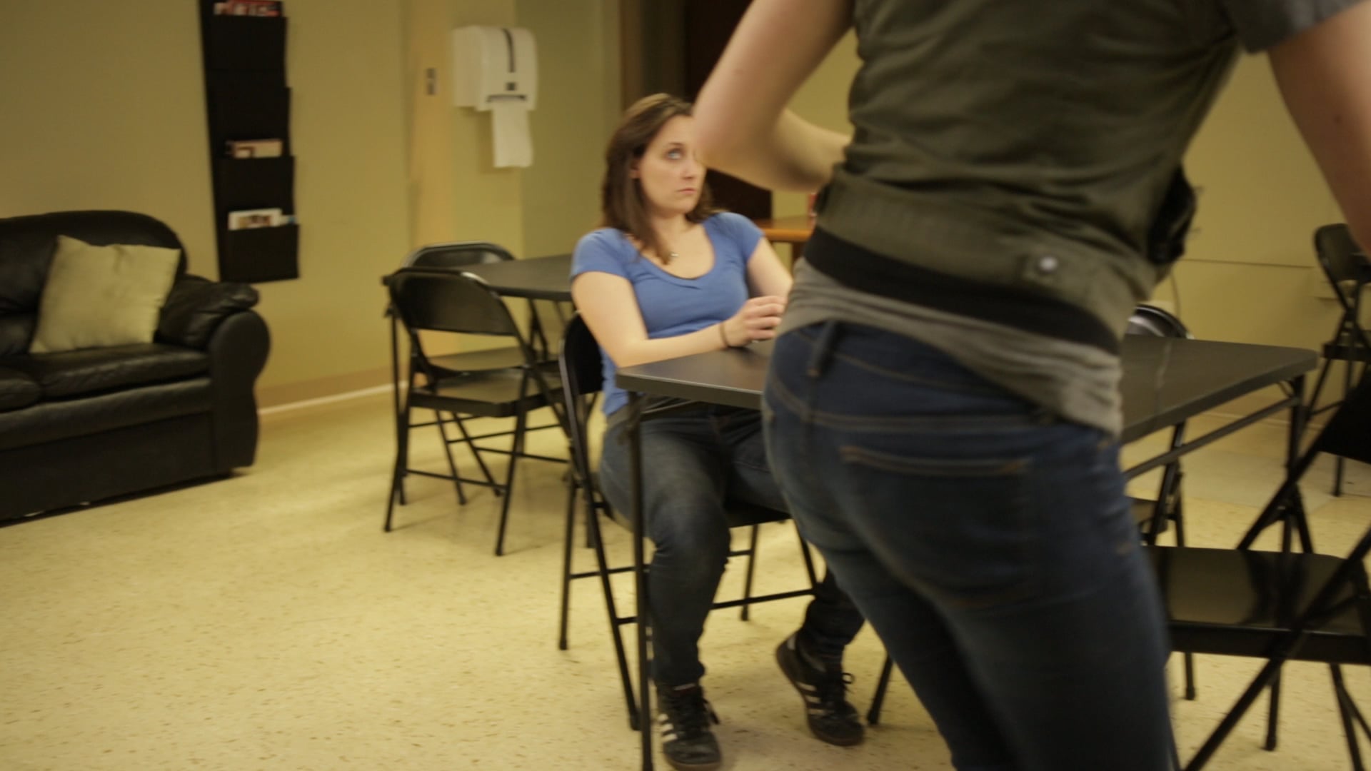 Easy Abby (S2, E3) - There is No Middle