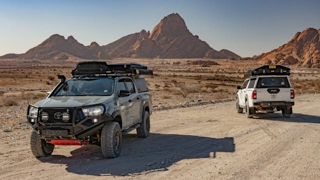 Overlanding Namibia, Buggies in Dunes...