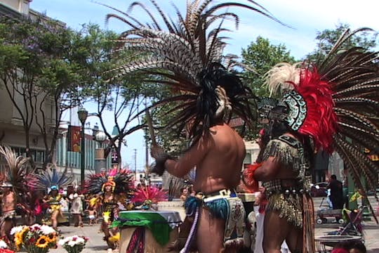 Ricardo Peña and the Aztec Dancers (Ricardo Peña y los danzantes aztecas)