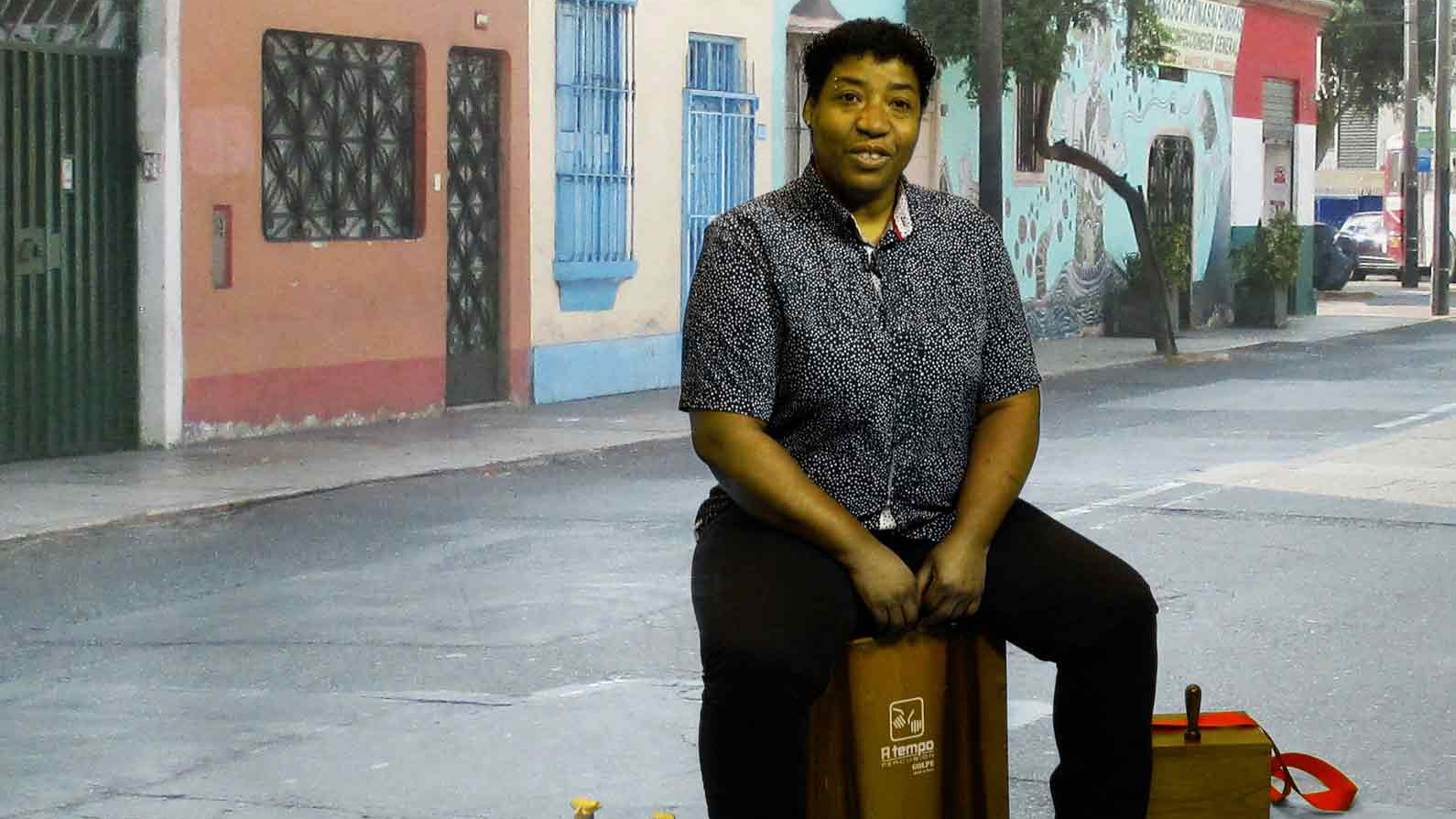 From Box to Cajón:  Peta's Heritage (bilingual)=UN