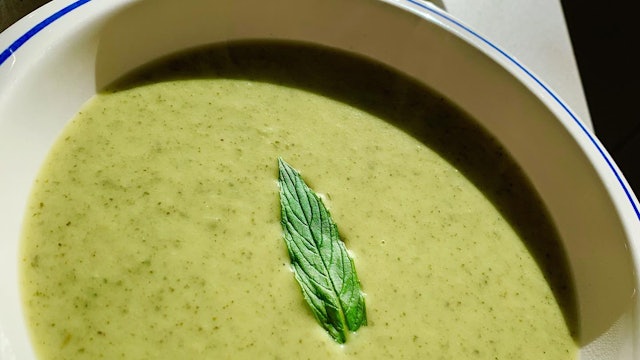 Zucchini, broccoli & mint soup