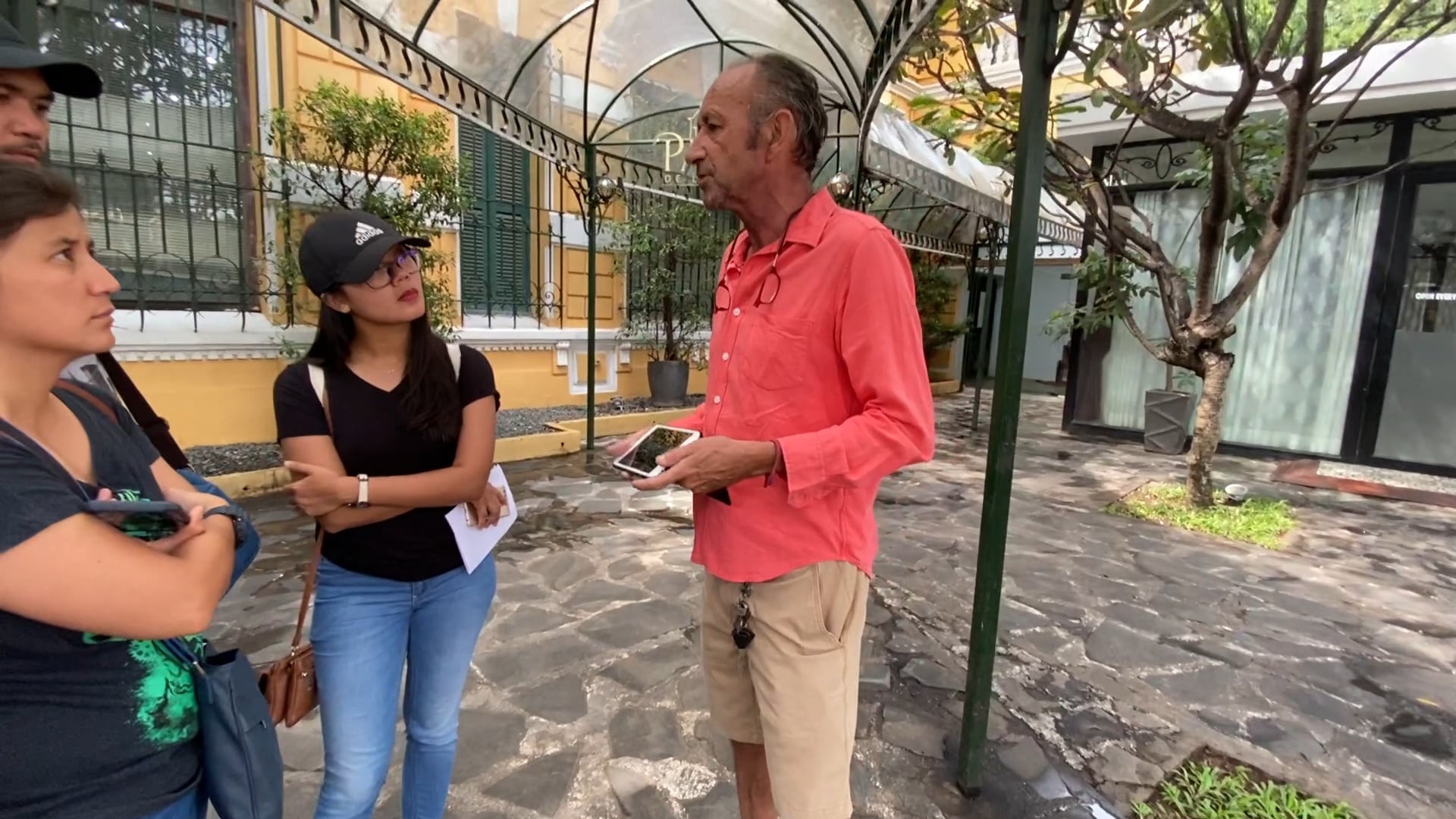 Electric tour, the owner tells us ...