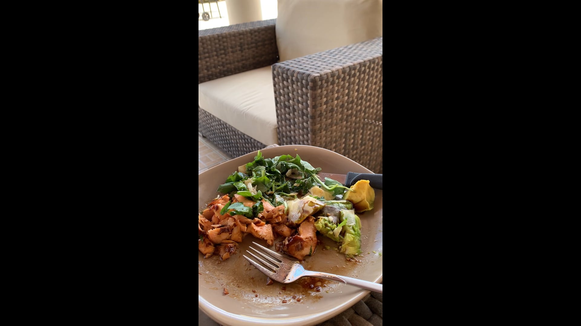 Salmon slices with basil