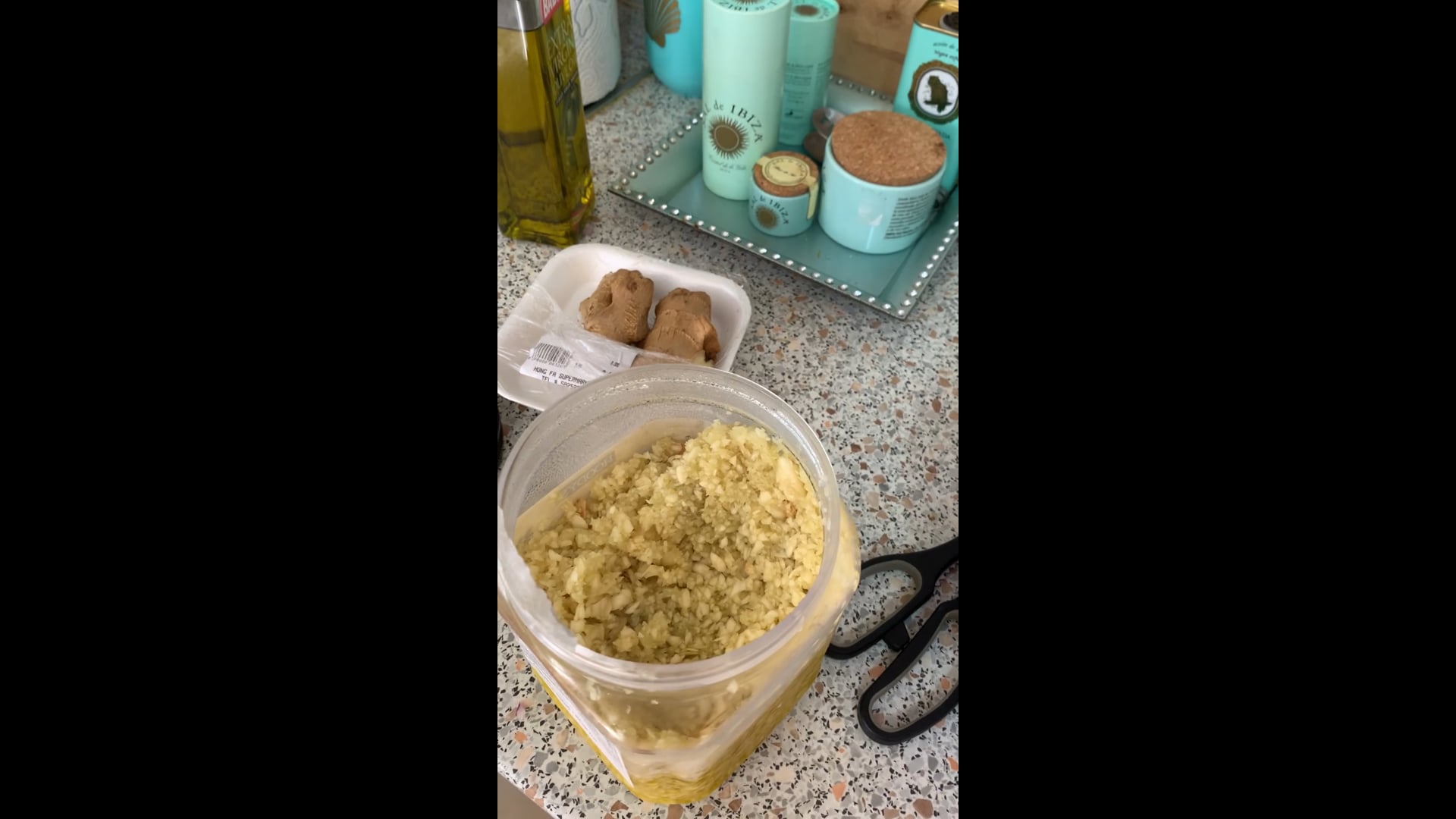 Chopped garlic in the Rice noodle salad