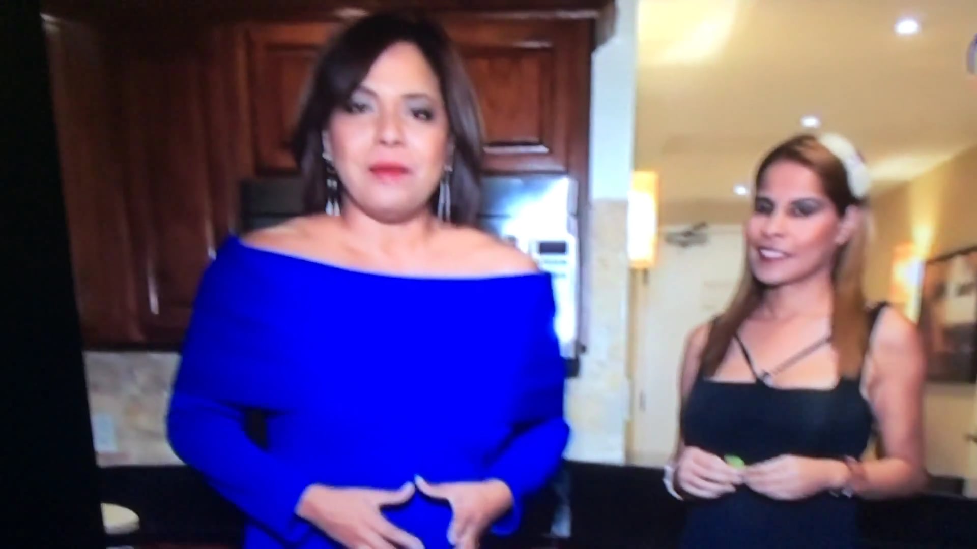 Peggy Tjin  preparing a 10-10 salad for Tabitha