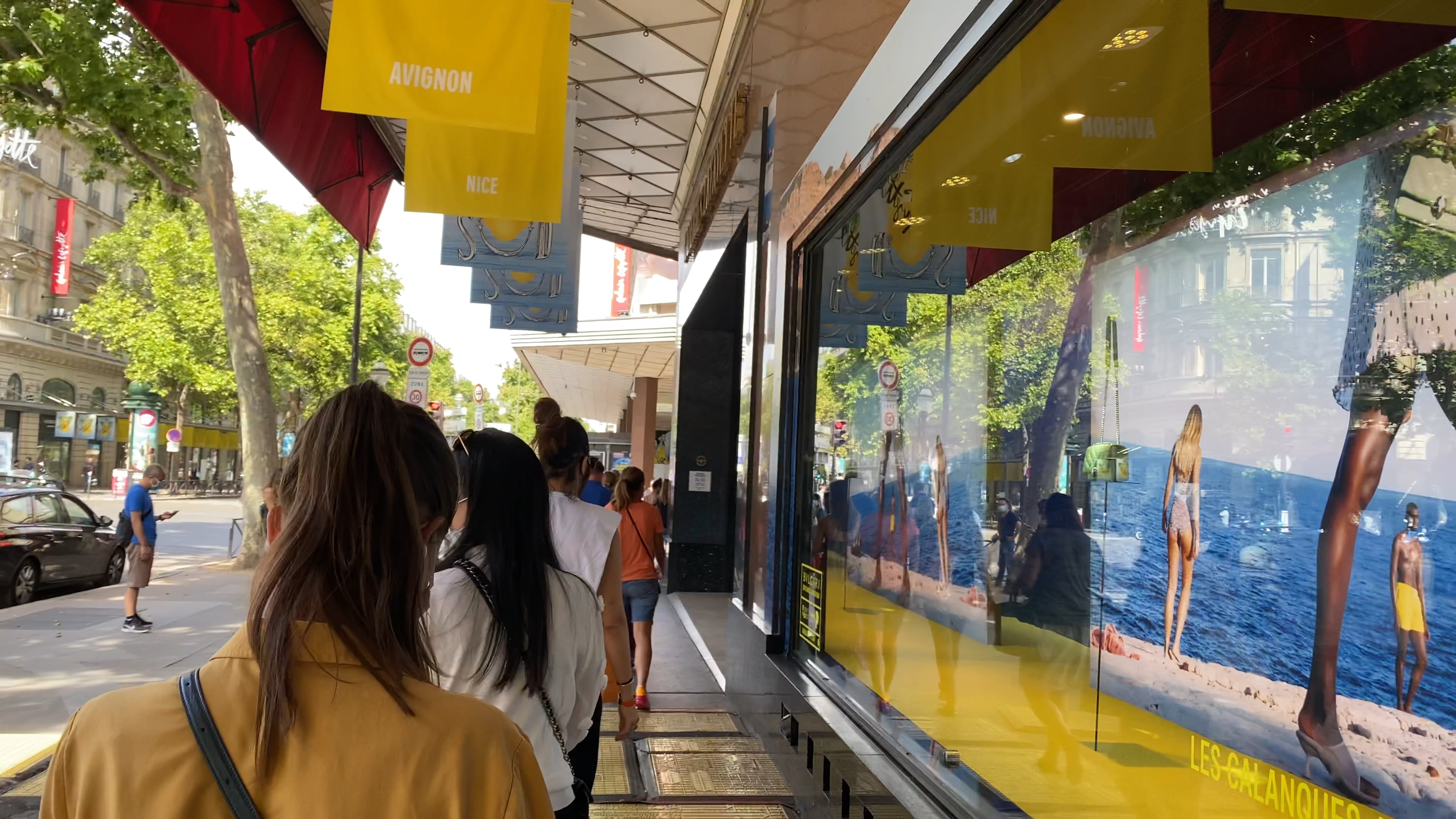 A Line to get in to gallery la fayette