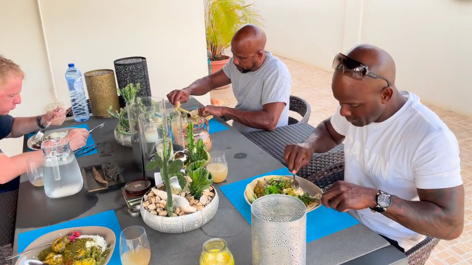 Who eats ......Rotie with a fork and knife