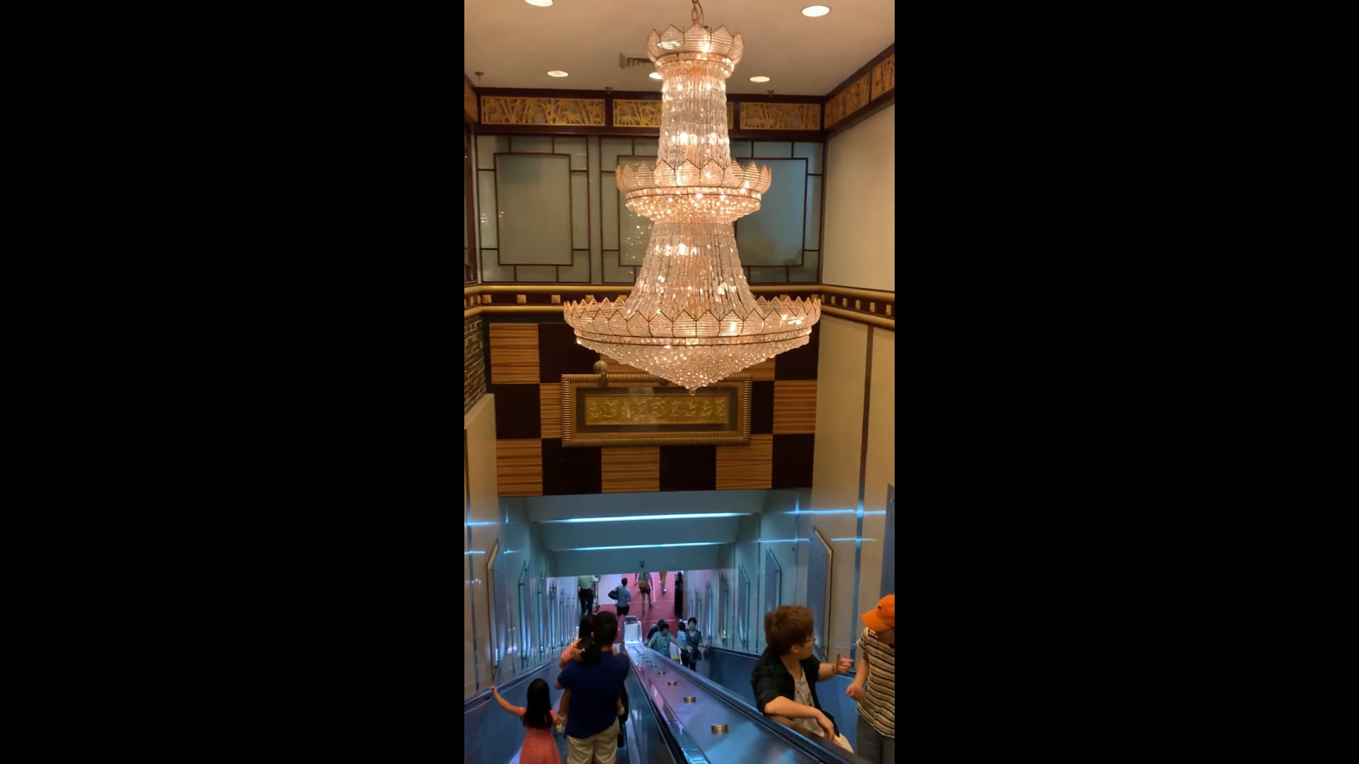 Leaving the dim sum venue, the noise is driving me crazy