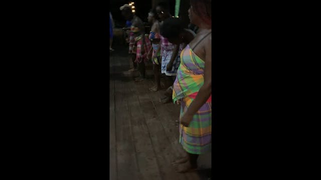 Gall shaking their booties