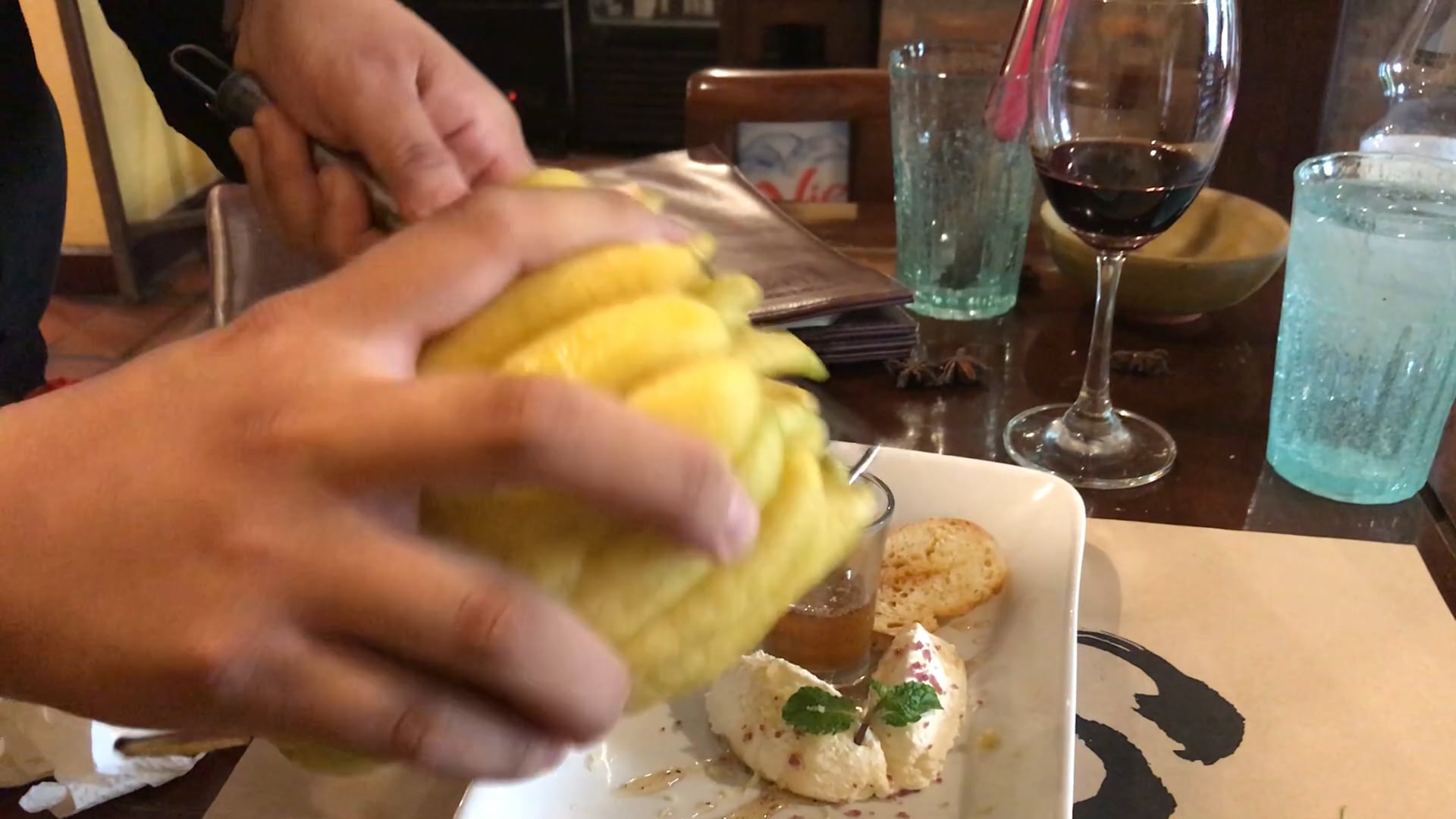 The hand of buddha - Lemon