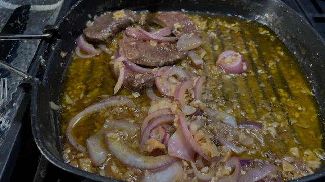 Tenderloin with red onions in a cream...