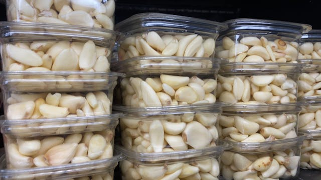 Peeled garlic